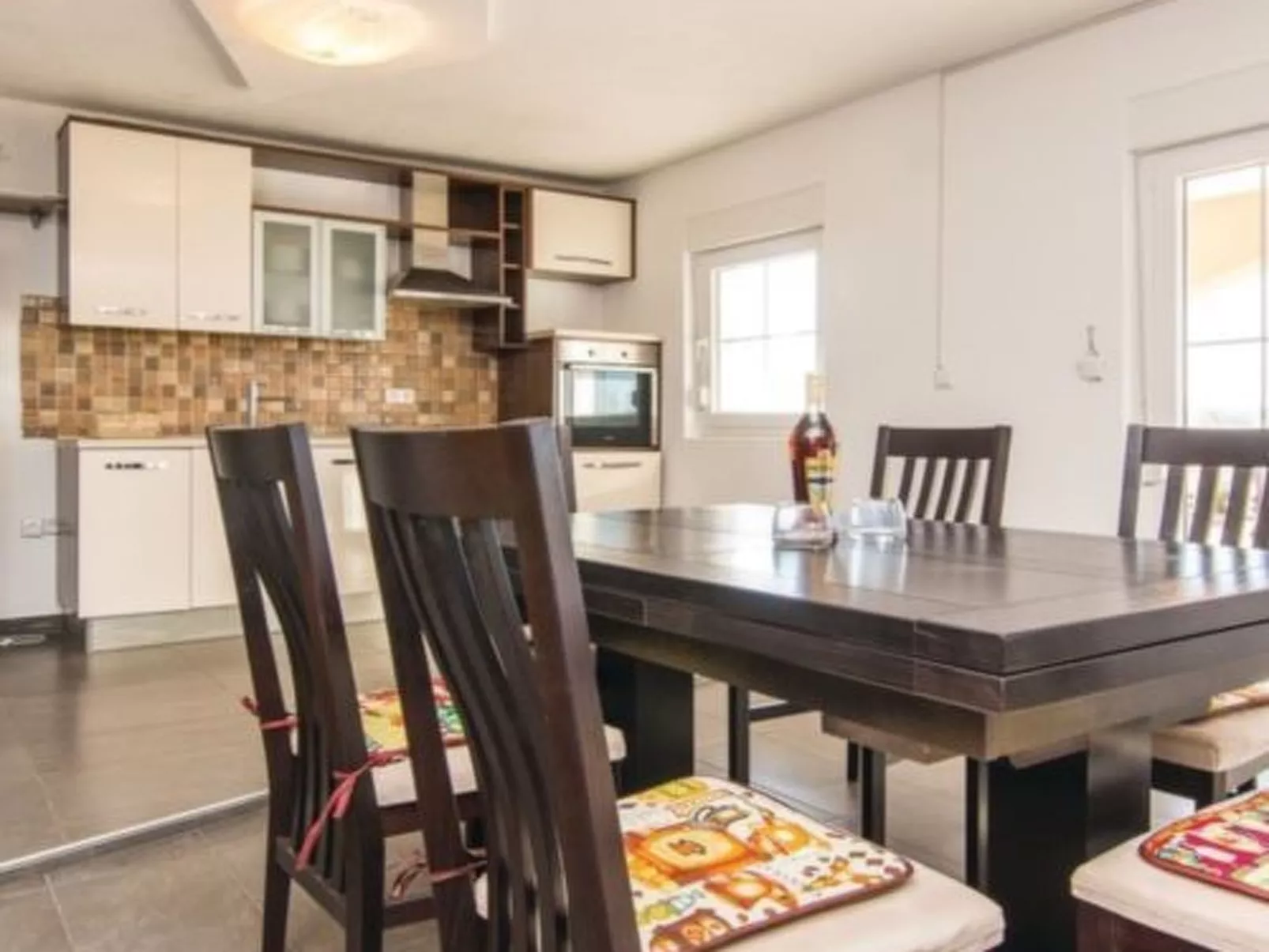 Laura mit Pool-Drinnen