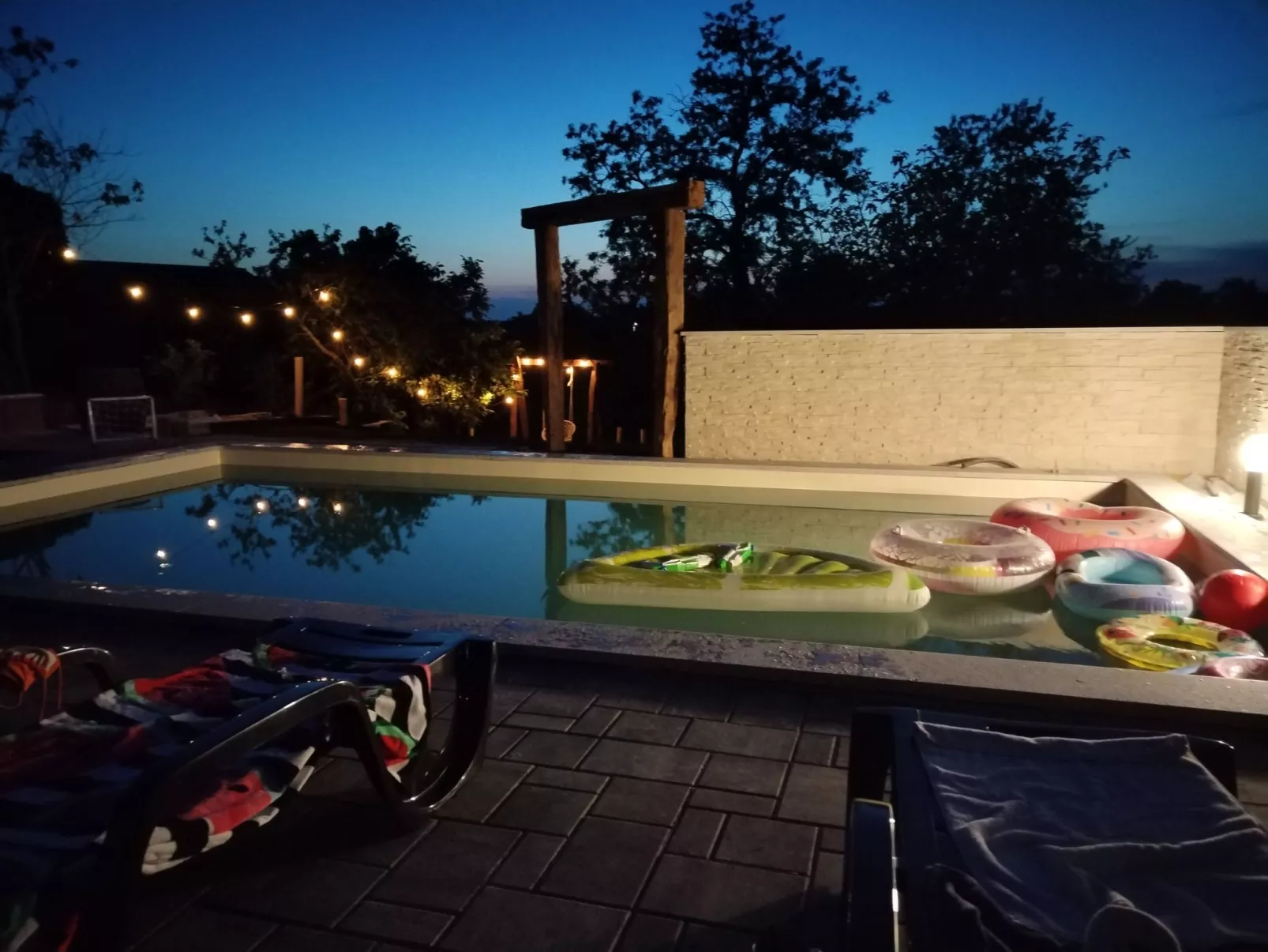 Schönes Ferienhaus in Modrusani mit Großem Garten-Draußen