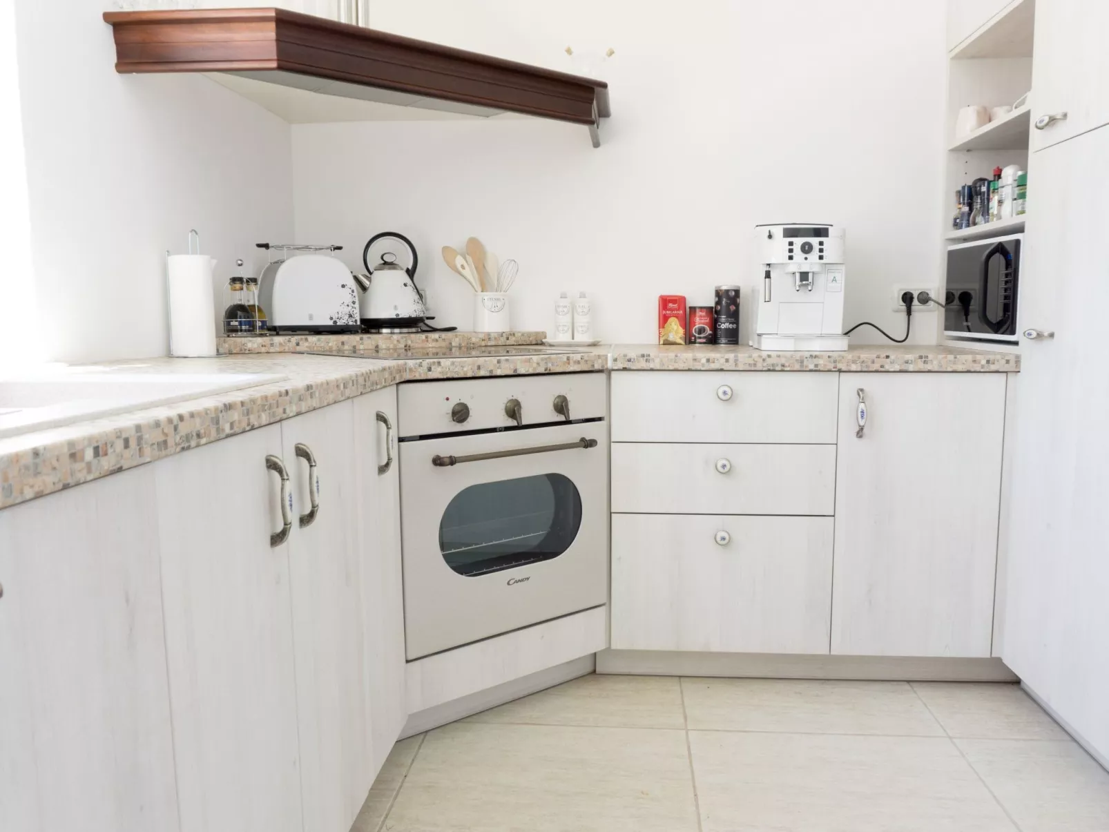 Nettes Ferienhaus in Smoljanci mit Privatem Pool-Drinnen