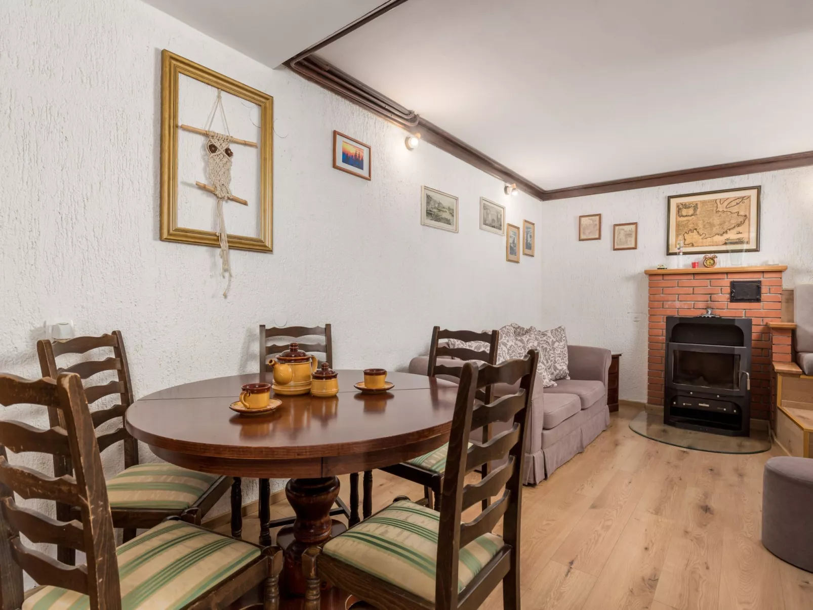 Mit großem Garten und Pool-Drinnen