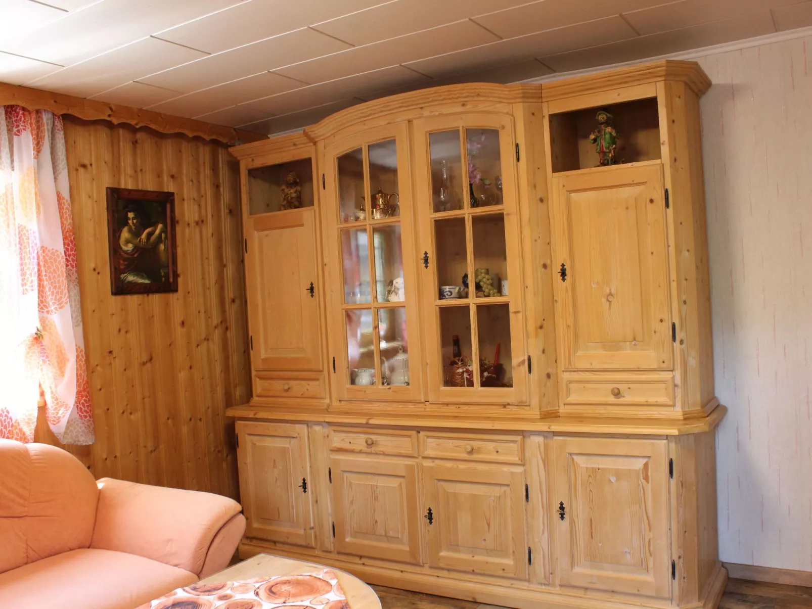 Mit Kaminofen, Fitnessraum und Sauna-Drinnen