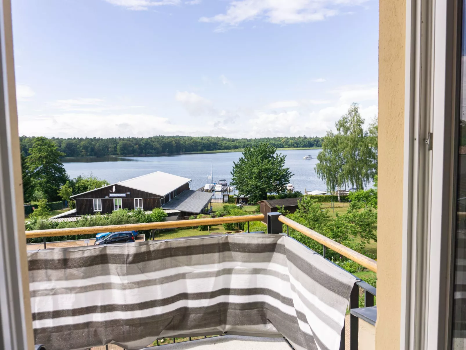 Mit Blick auf das Wasser-Outside