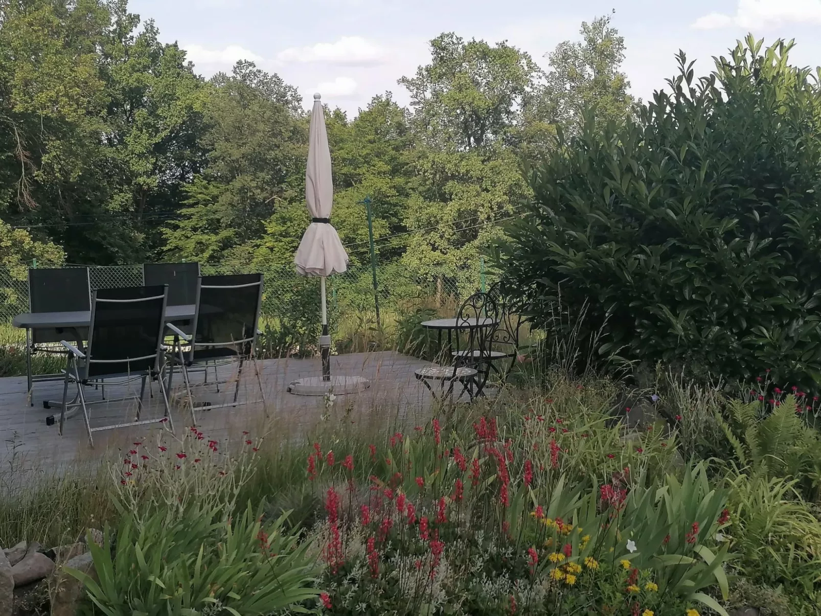 Mit Blick auf das Wasser-Outside