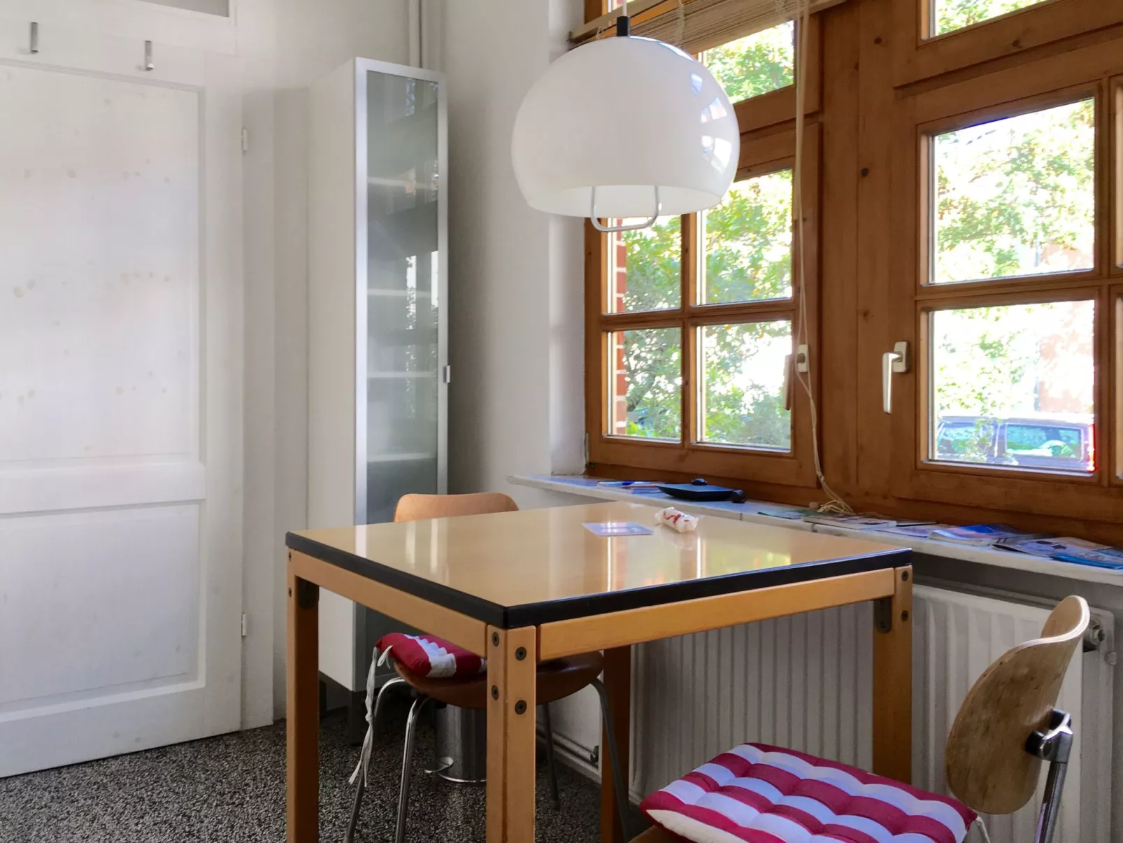 Zentrale Wohnung mit Klavier, Kunst und Design-Drinnen