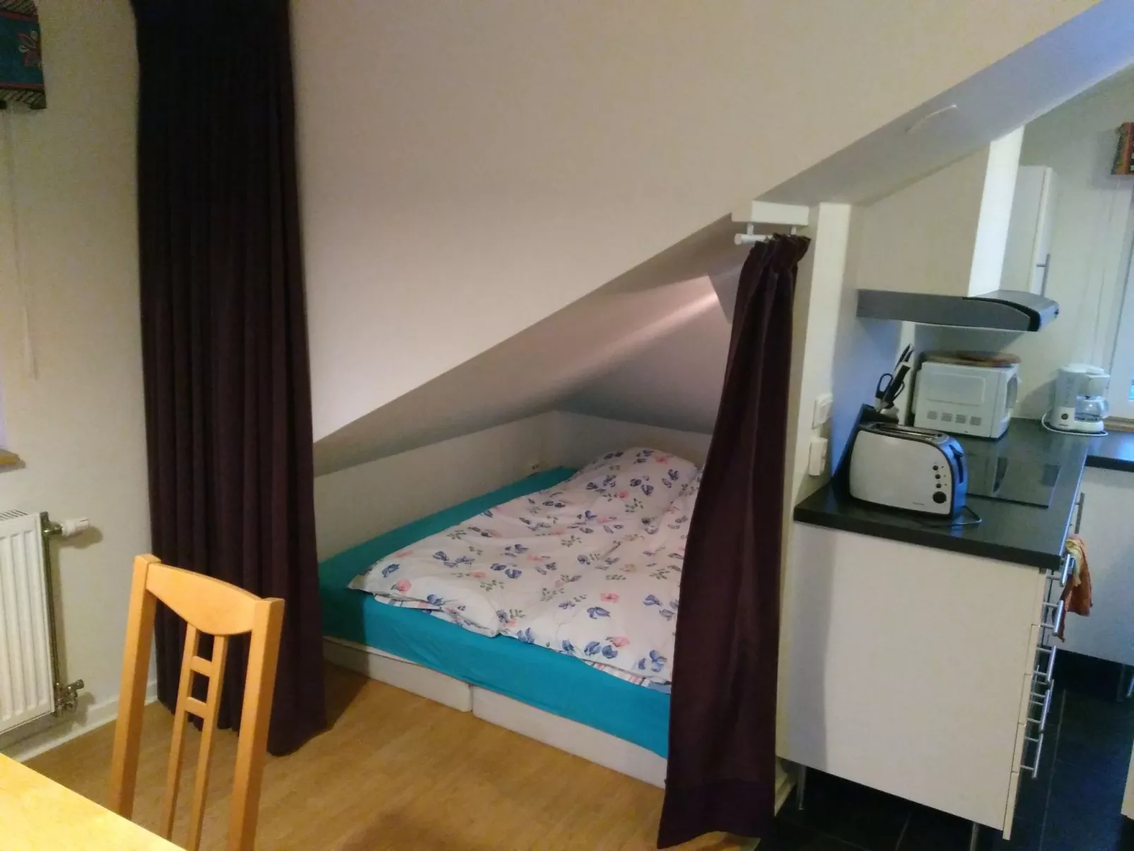 Mit Blick auf das Wasser-Dedans