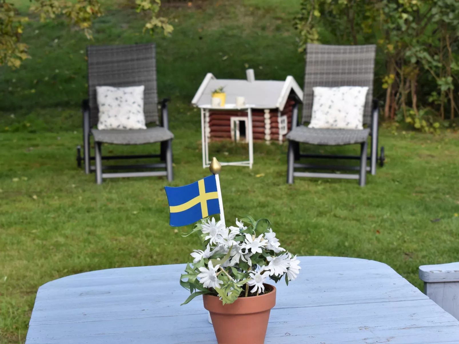 Typisch schwedisches Ferienhaus mit Garten-Dehors