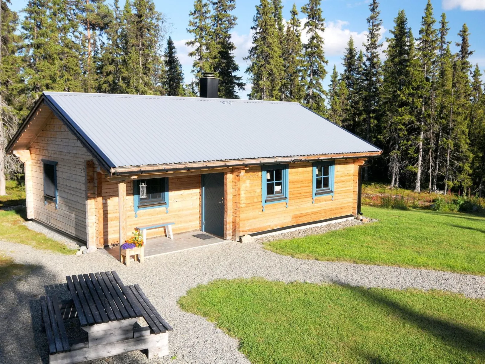 Gemütliches Blockhaus mit Kamin im Oviksfjäll-Draußen