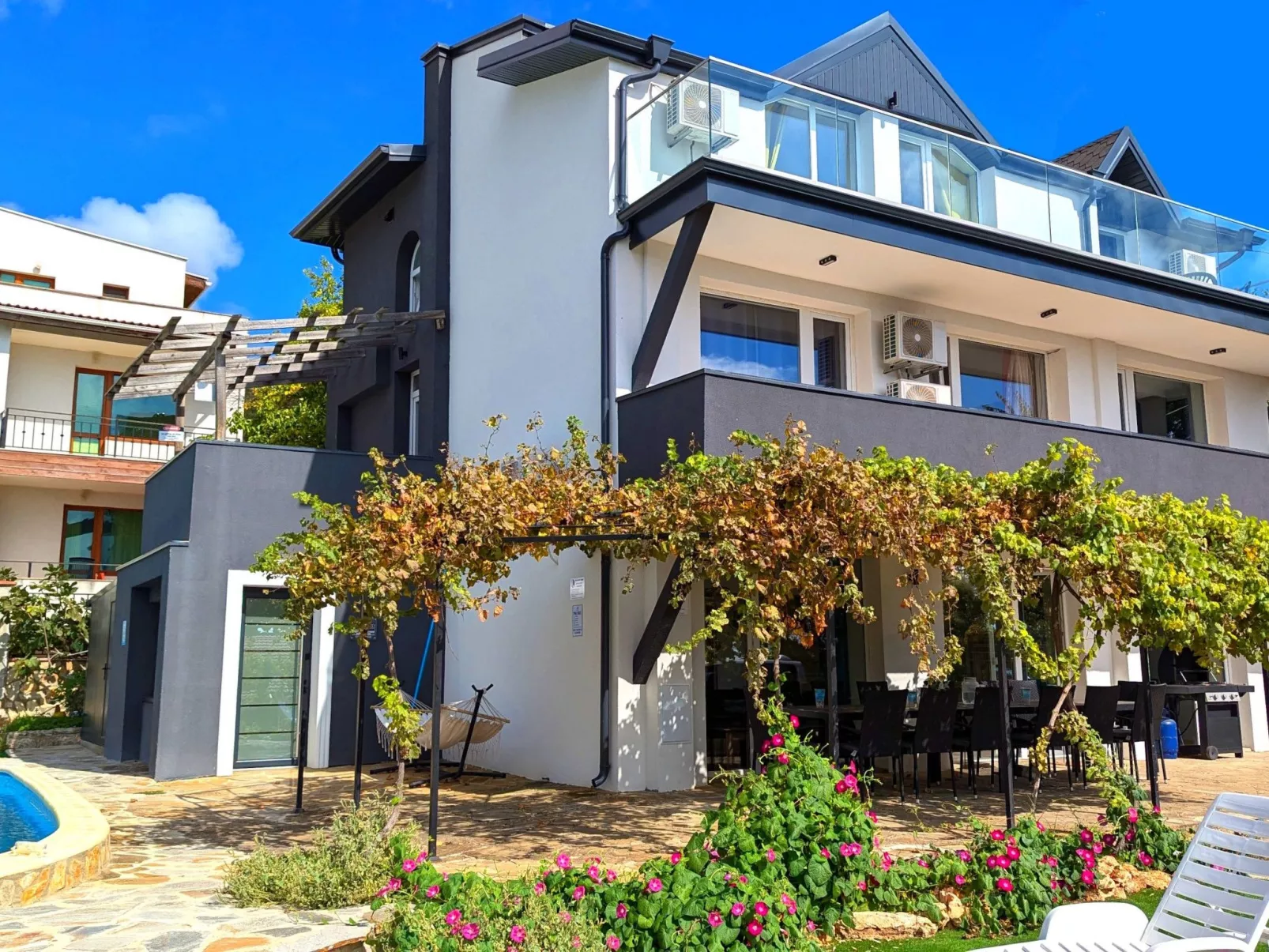 Familienvilla "Dionysus" mit Pool und Meerblick-Draußen