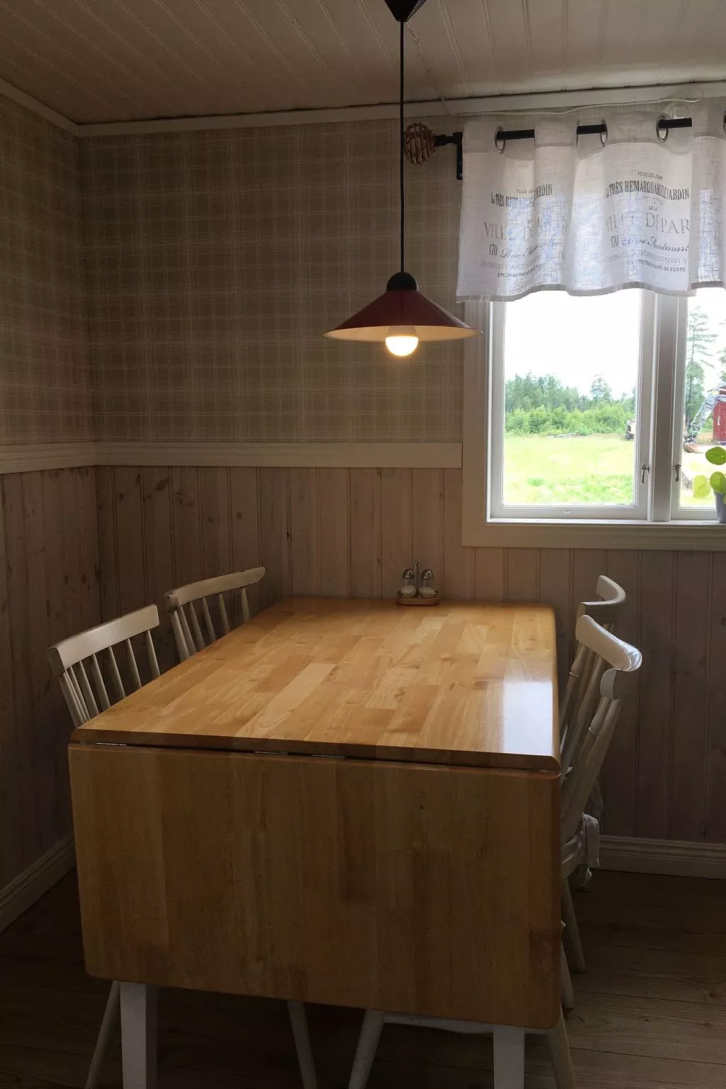 Charmantes Holzhaus mit eigenem Ruderboot-Drinnen