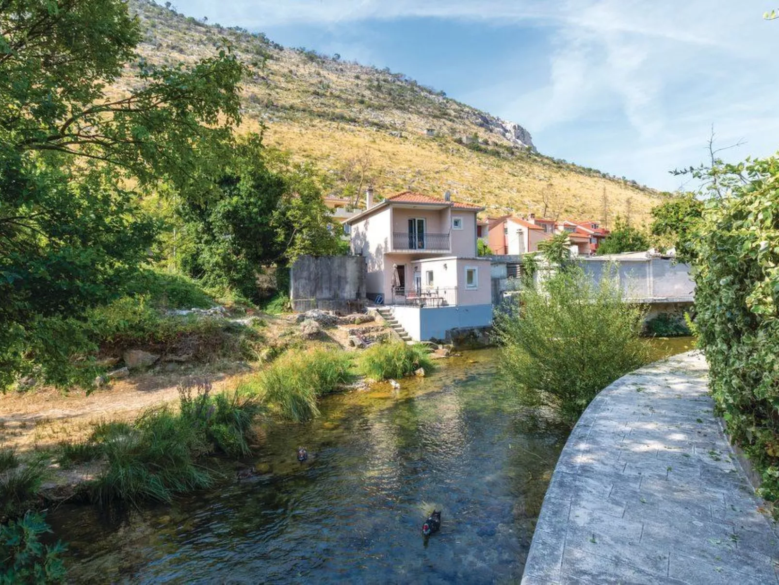 Žrnovnica, Entspannung am Flussufer-Draußen