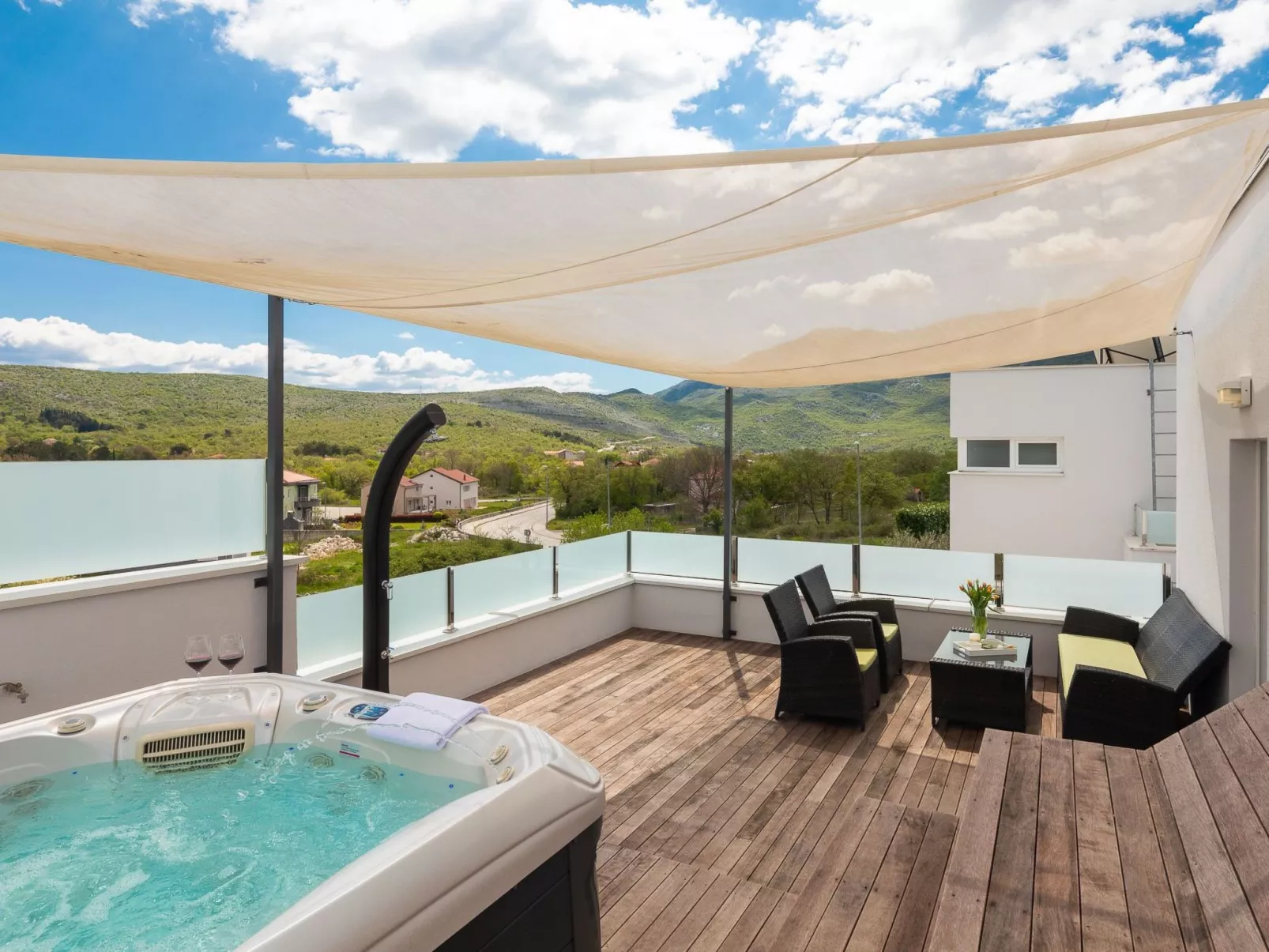 In Dugopolje mit Beheiztem Pool-Outside