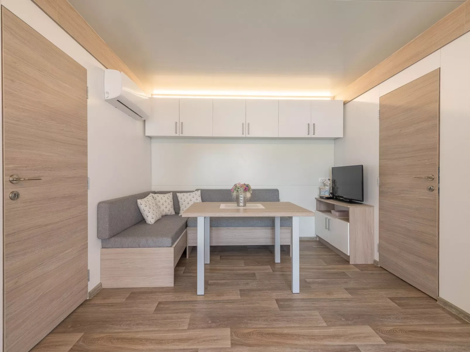 MH Summer Home-Drinnen