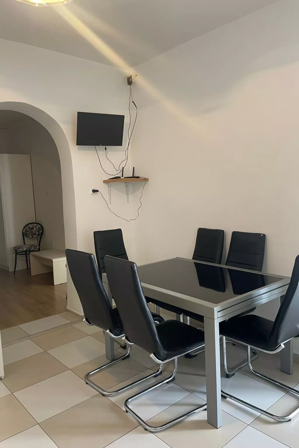 Mit Blick auf das Wasser-Drinnen