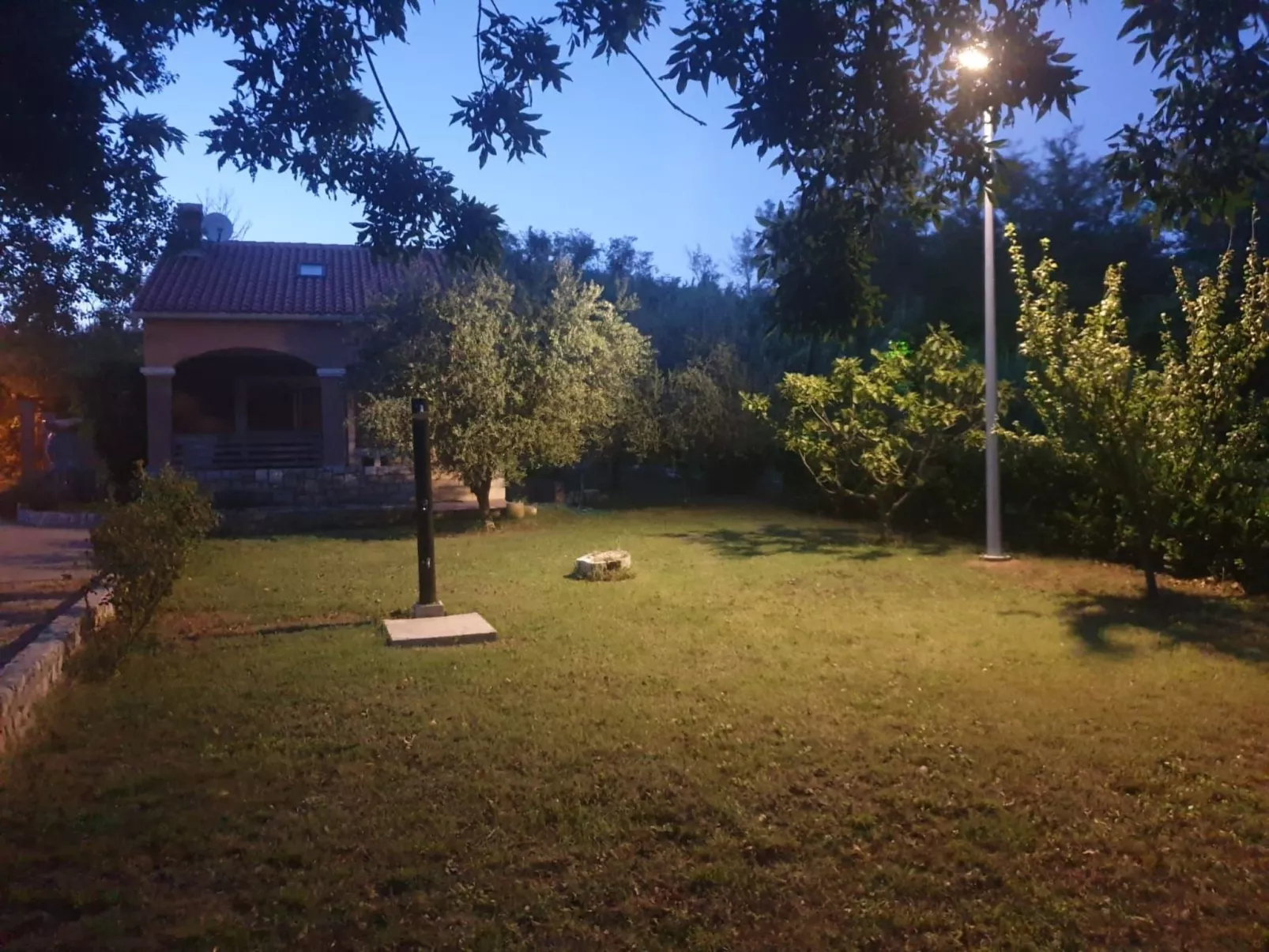 Am Fluss gelegenes Haus mit Galerieschlafplätzen-Dehors