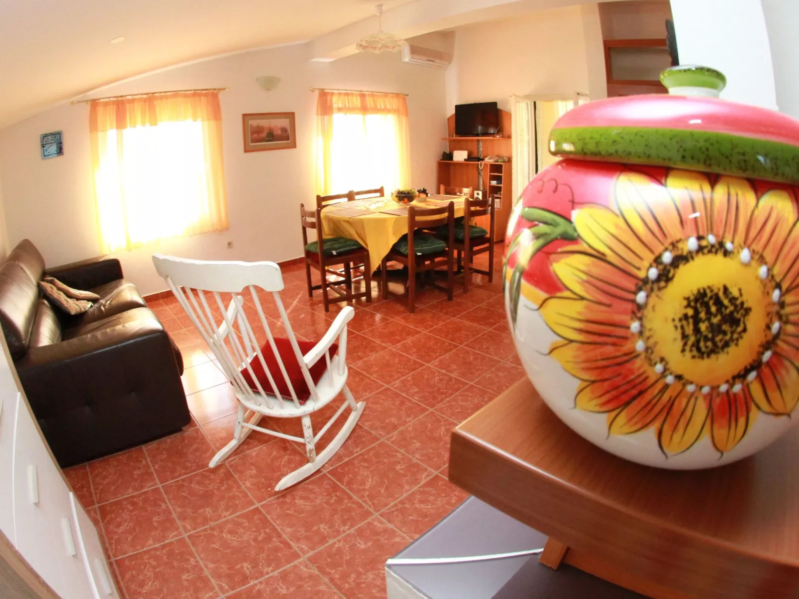 Geräumige Ferienvilla mit Pool und Meerblick-Inside