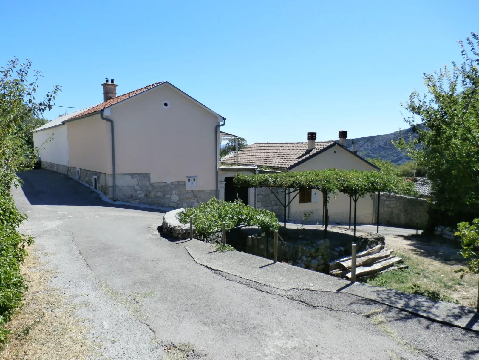 Geräumige Villa mit drei Schlafzimmern und einem ruhigen Garten-Outside