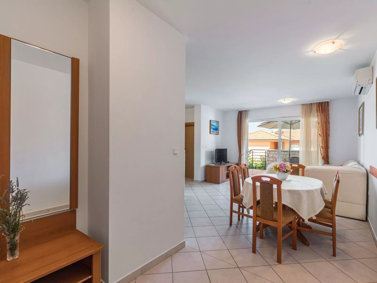 Pinta mit großem Garten-Drinnen