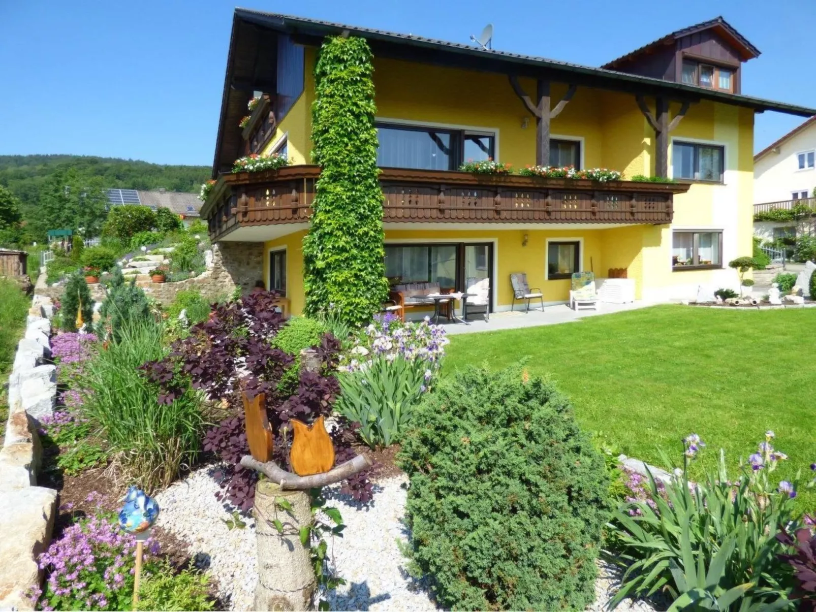 Komfortable Ferienwohnung mit Garten und Grill-Draußen