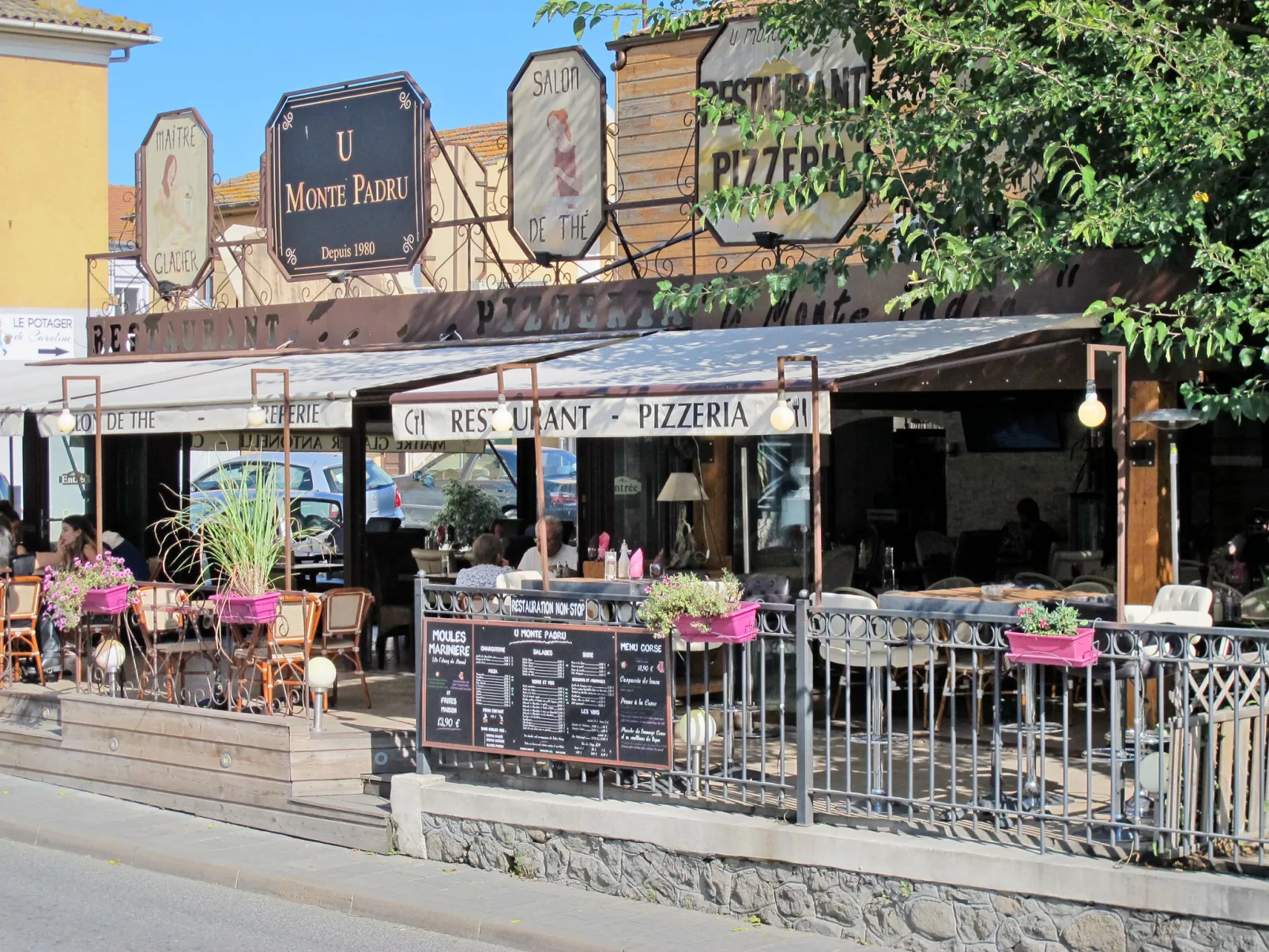 Haus mit Garten, Grill und Terrasse-Umgebung