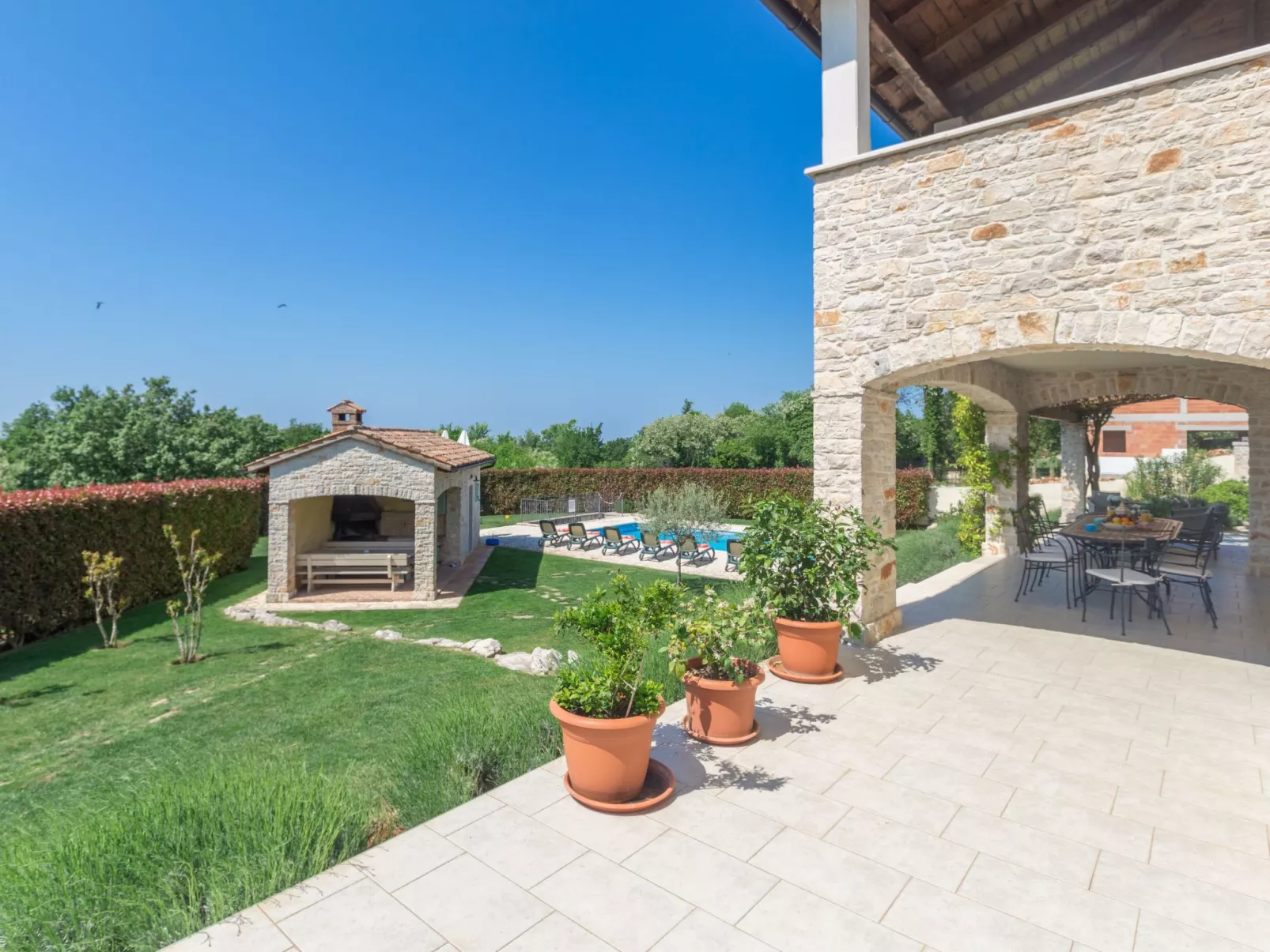 Villa mit Pool, Garten und Sommerküche-Outside