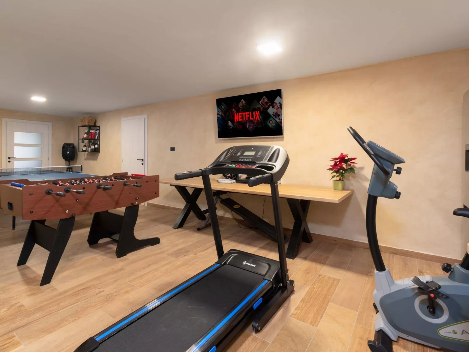 Modern 300m² Villa - King Beds and Leisure Zone-Inside