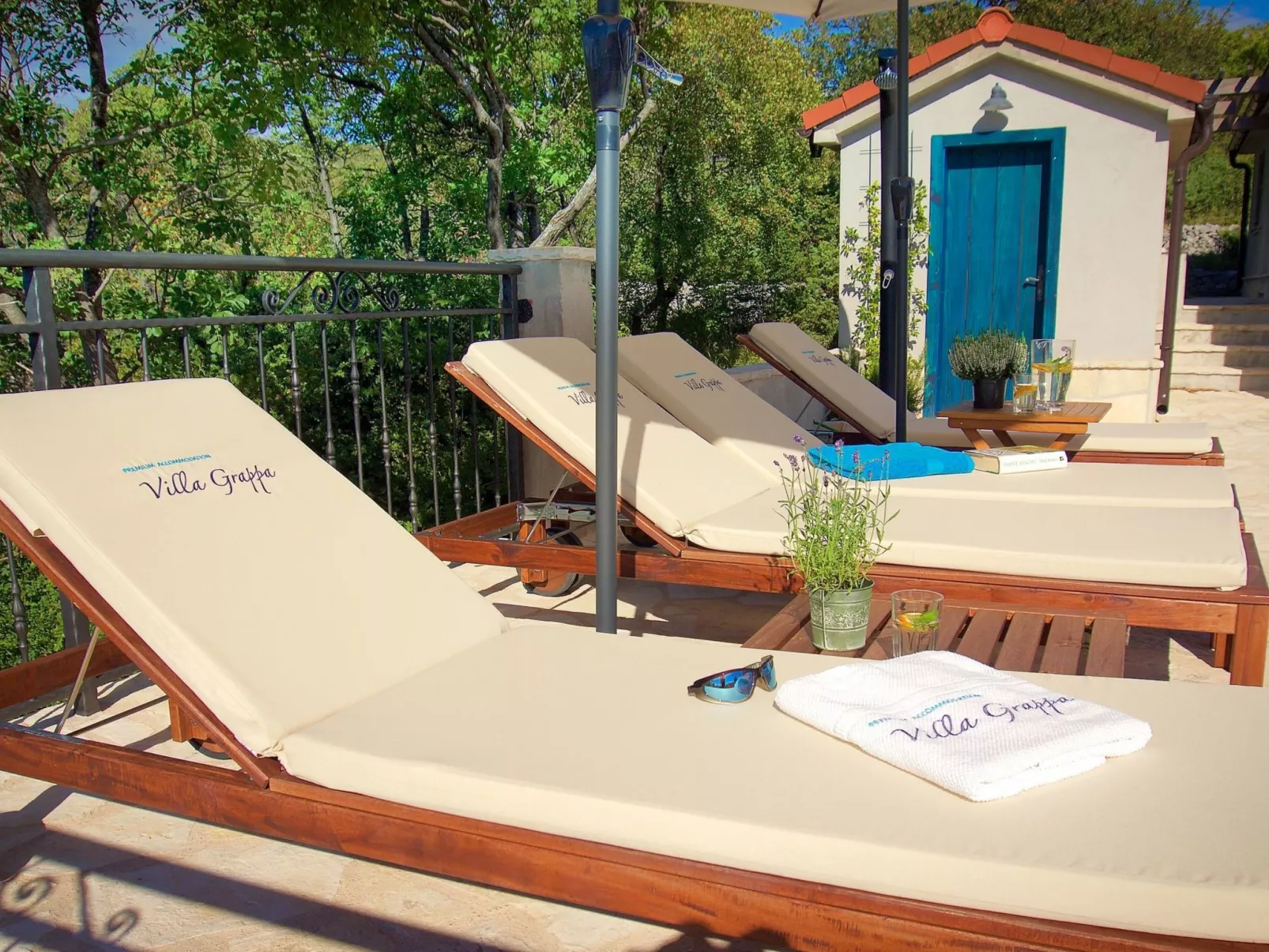 Ferienvilla mit Blick auf das Wasser-Dedans