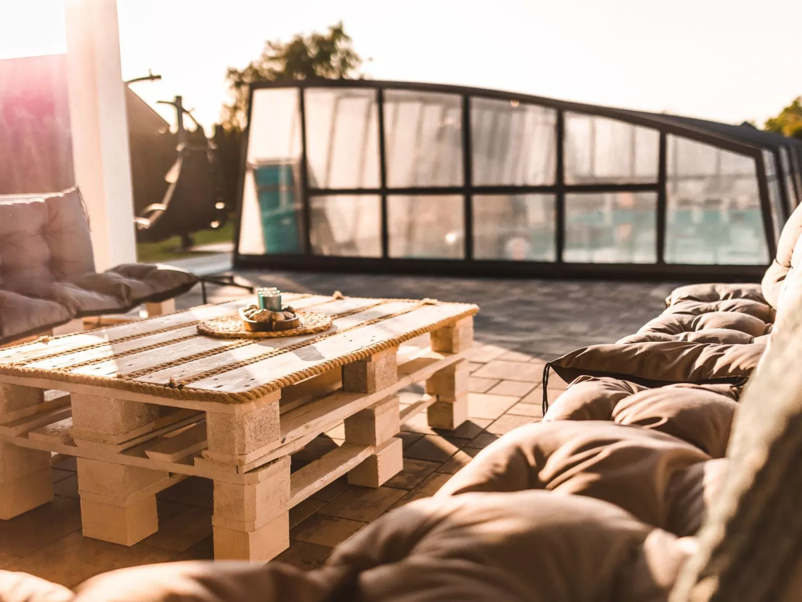 Mit gemeinschaftlichem Pool-Drinnen