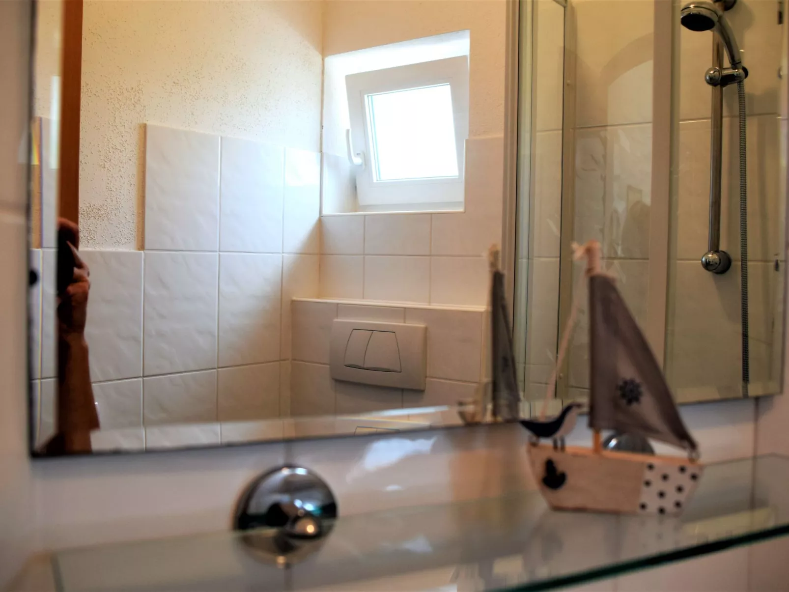 Für vier Personen mit Balkon im ersten Obergeschoss gelegen-Inside