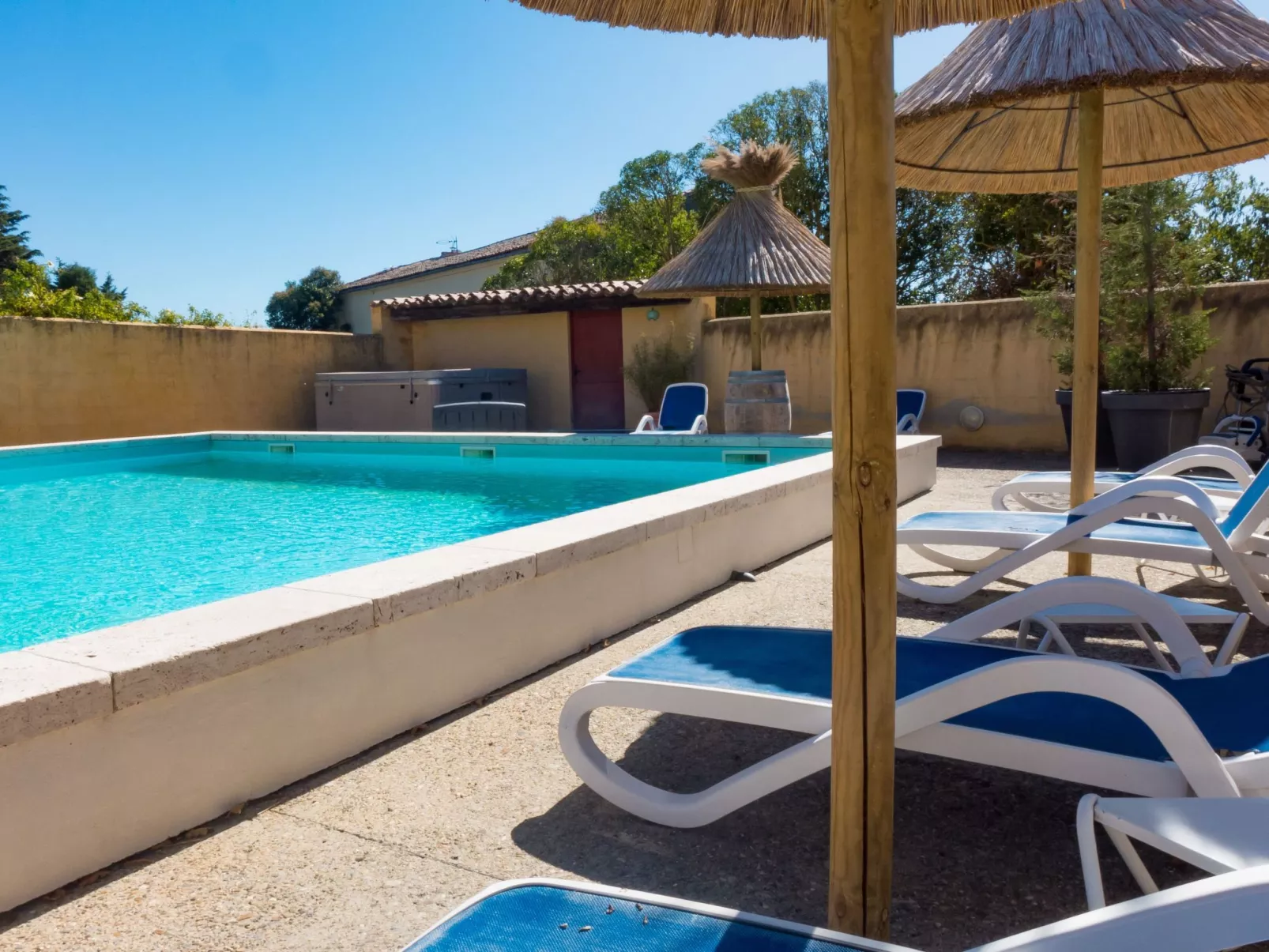 2 hochwertige Mas mit privatem Pool und Blick auf die Landschaft-Draußen