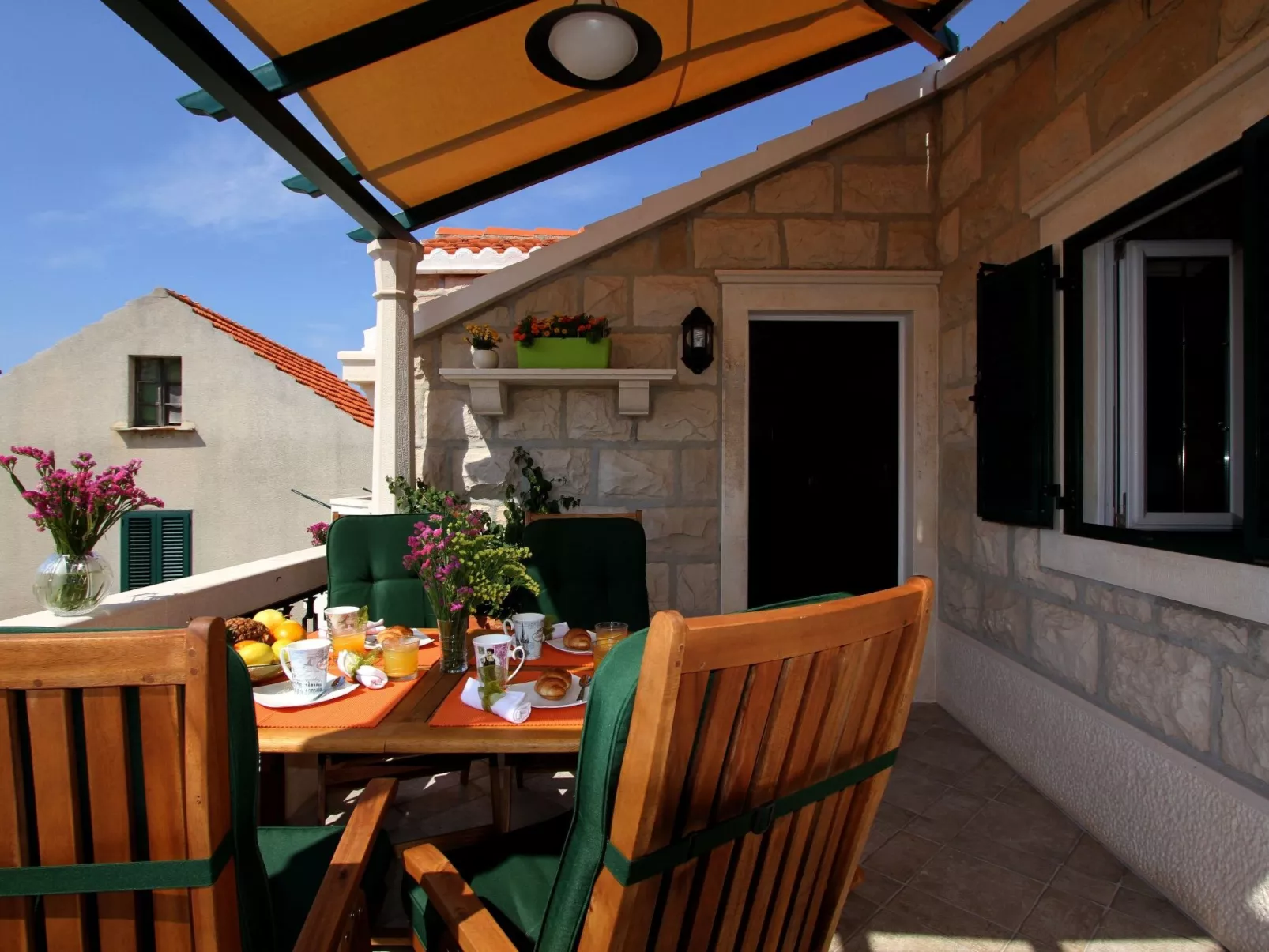 Exklusive Wohnung in Bol mit privatem Parkplatz-Draußen