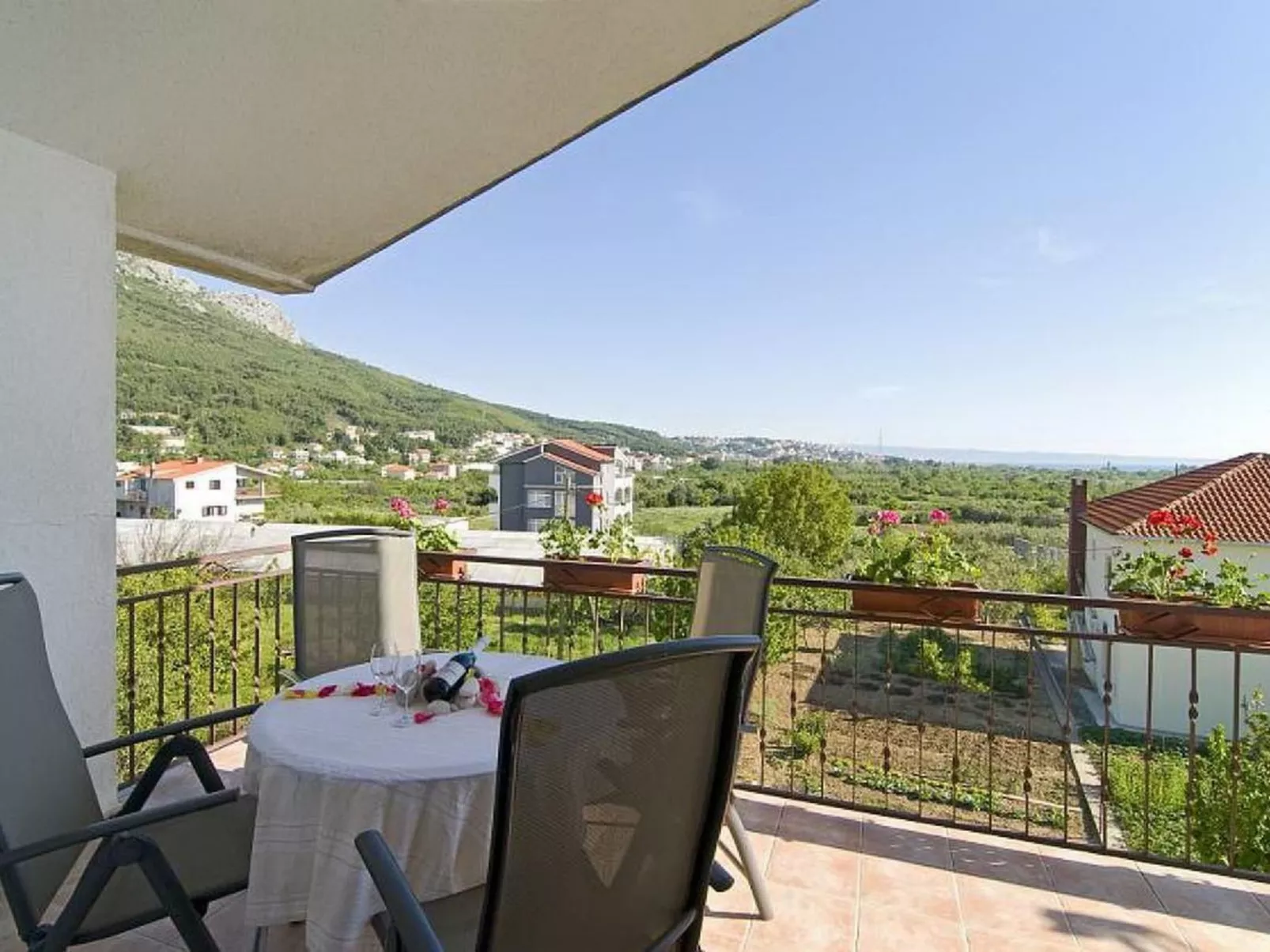 Mit Privatparkplatz-Draußen