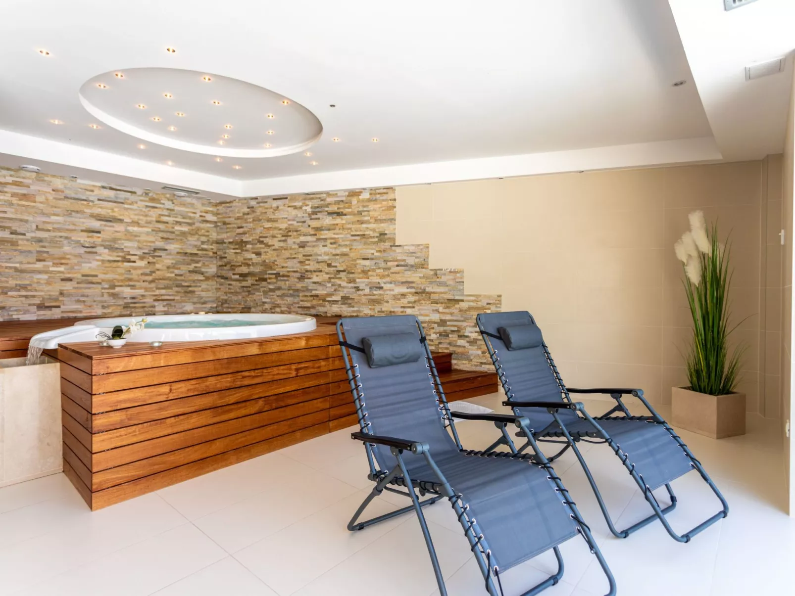 Große Ferienwohnung mit Pool, Garten und Terrasse-Inside