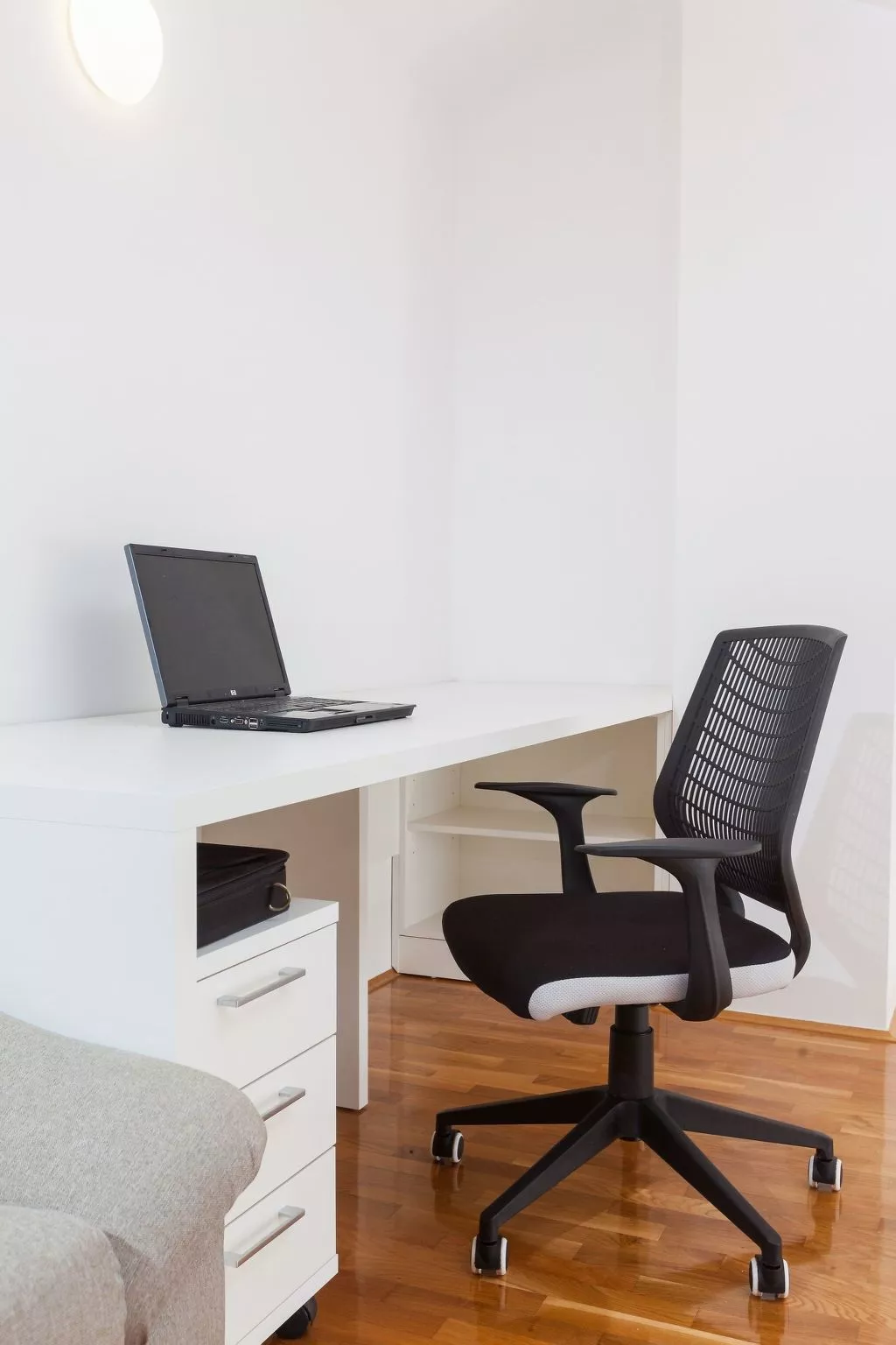 Wohnung mit Blick auf das Wasser-Drinnen