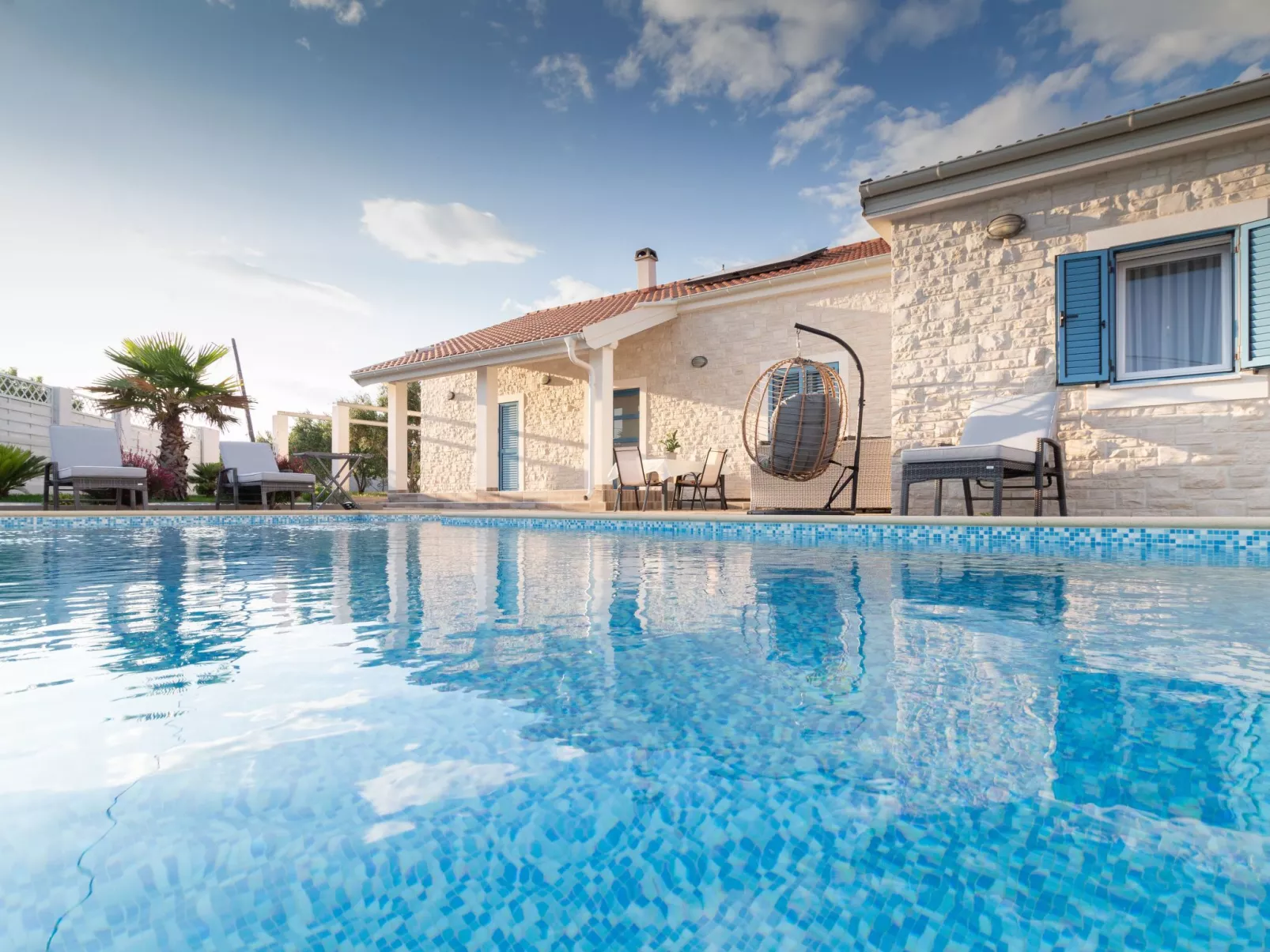 Villa mit Garten, Grill und Terrasse-Draußen