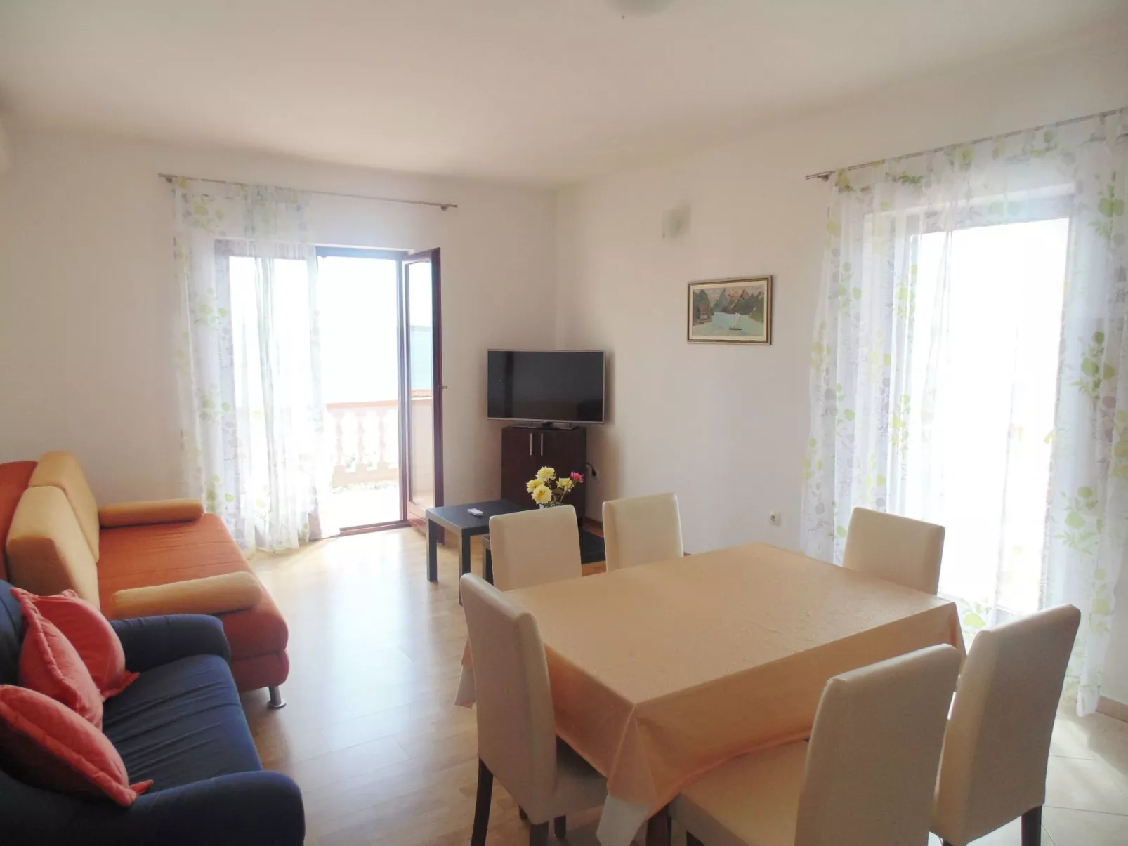 Komfortable Wohnung mit Balkon und Meerblick-Image-tags.info