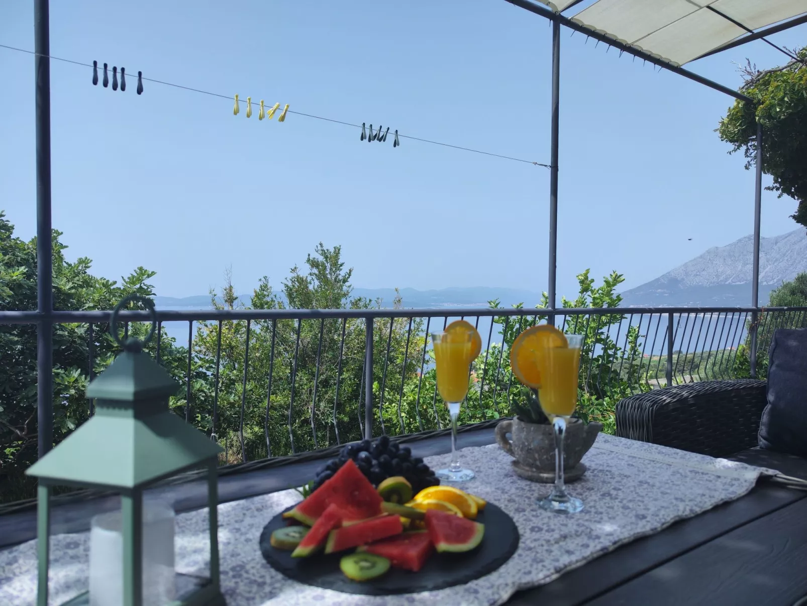 Mit Blick auf das Wasser-Draußen