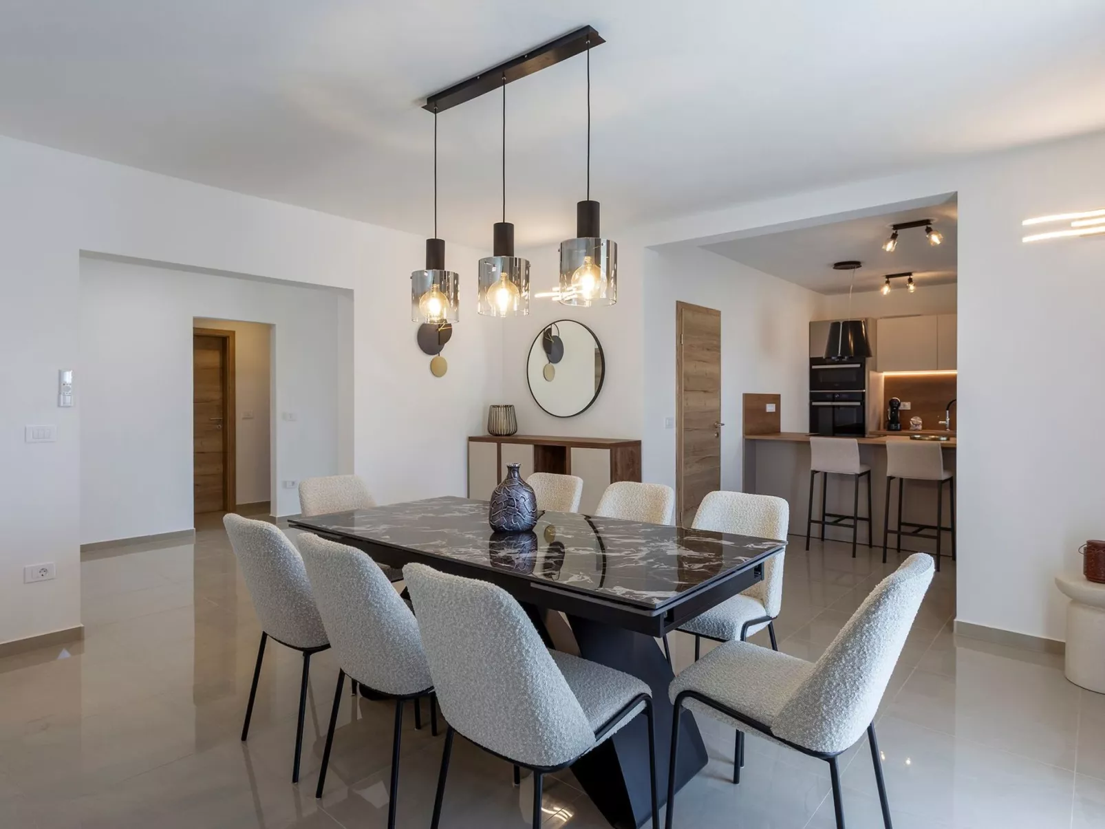 "Luxuriöse App. mit Pool"-Drinnen