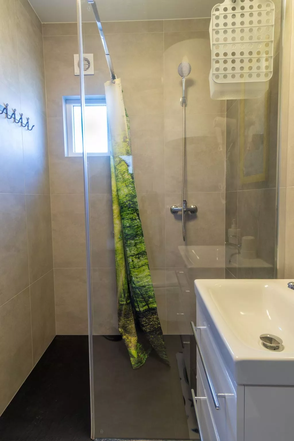 Trebor"-Häuser in einem eingezäunten Gebiet-Image-tags.info