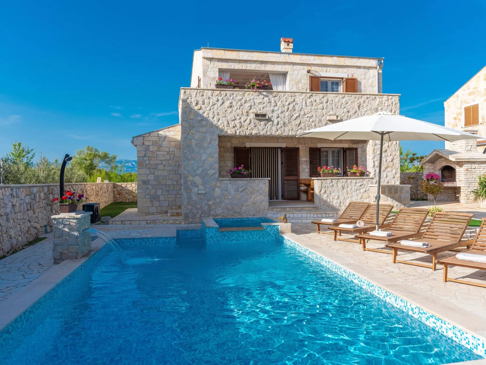 Villa Kirsten mit beheiztem Pool - von TA Leut Agency-Draußen