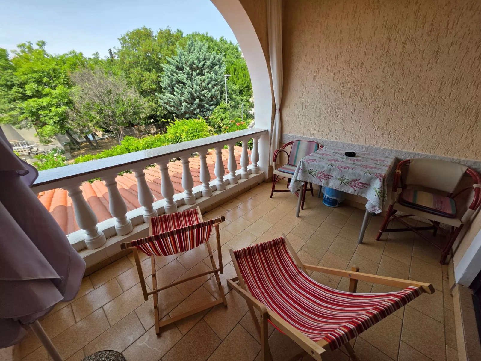 Appartement mit Balkon - gemeinsamer Pool und Terrasse-Drinnen