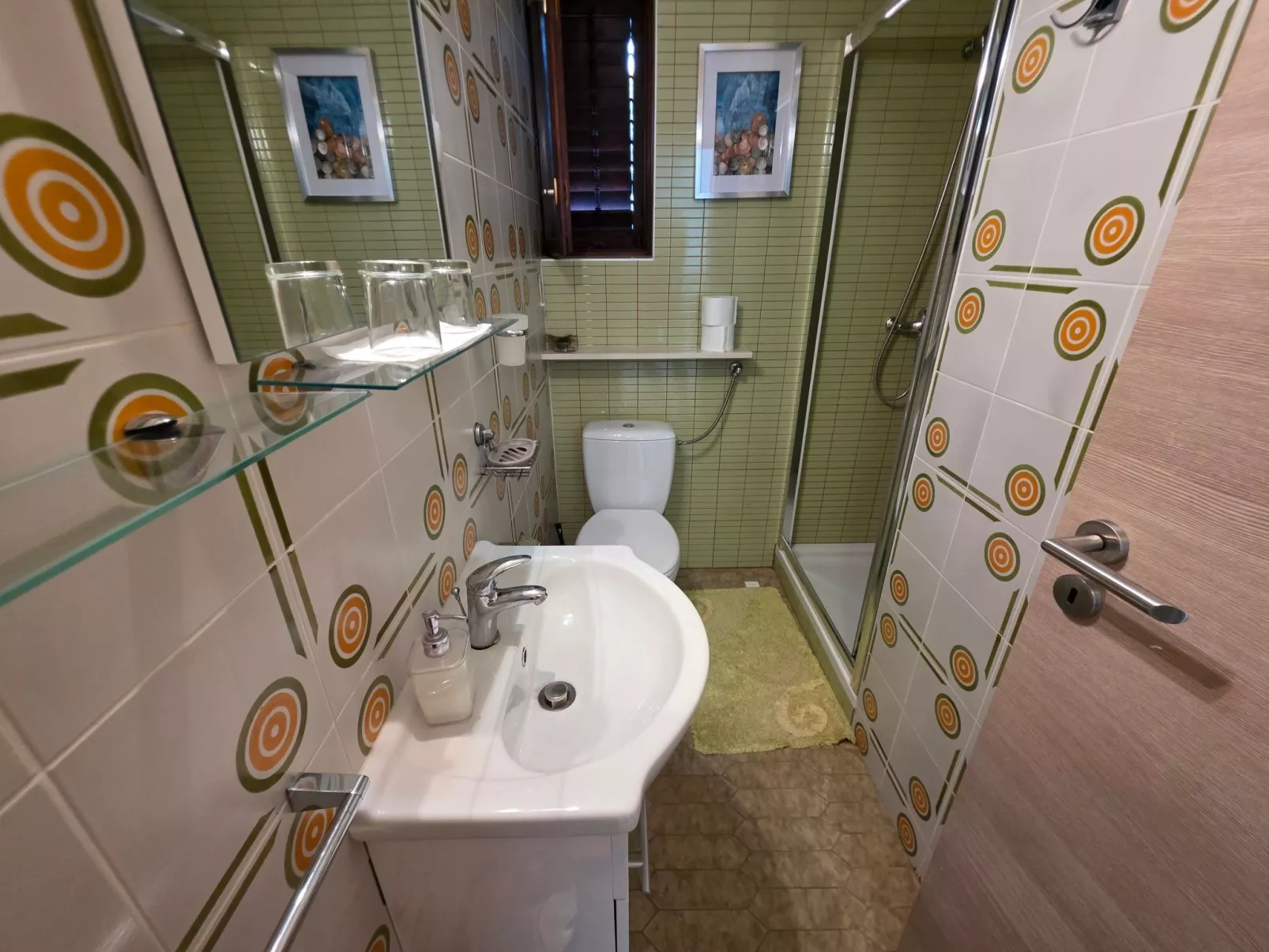 Appartement mit Balkon und Meerblick-Drinnen