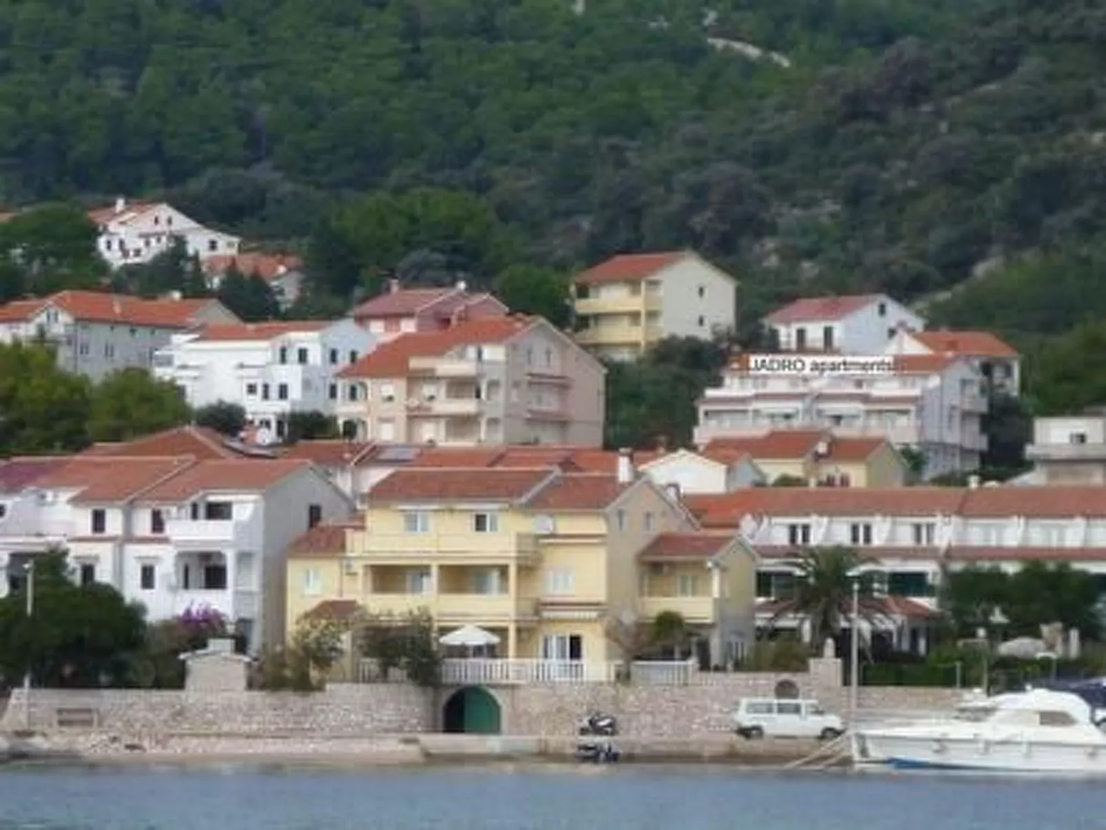 Nette Ferienwohnung mit Whirlpool und Garten-Outside