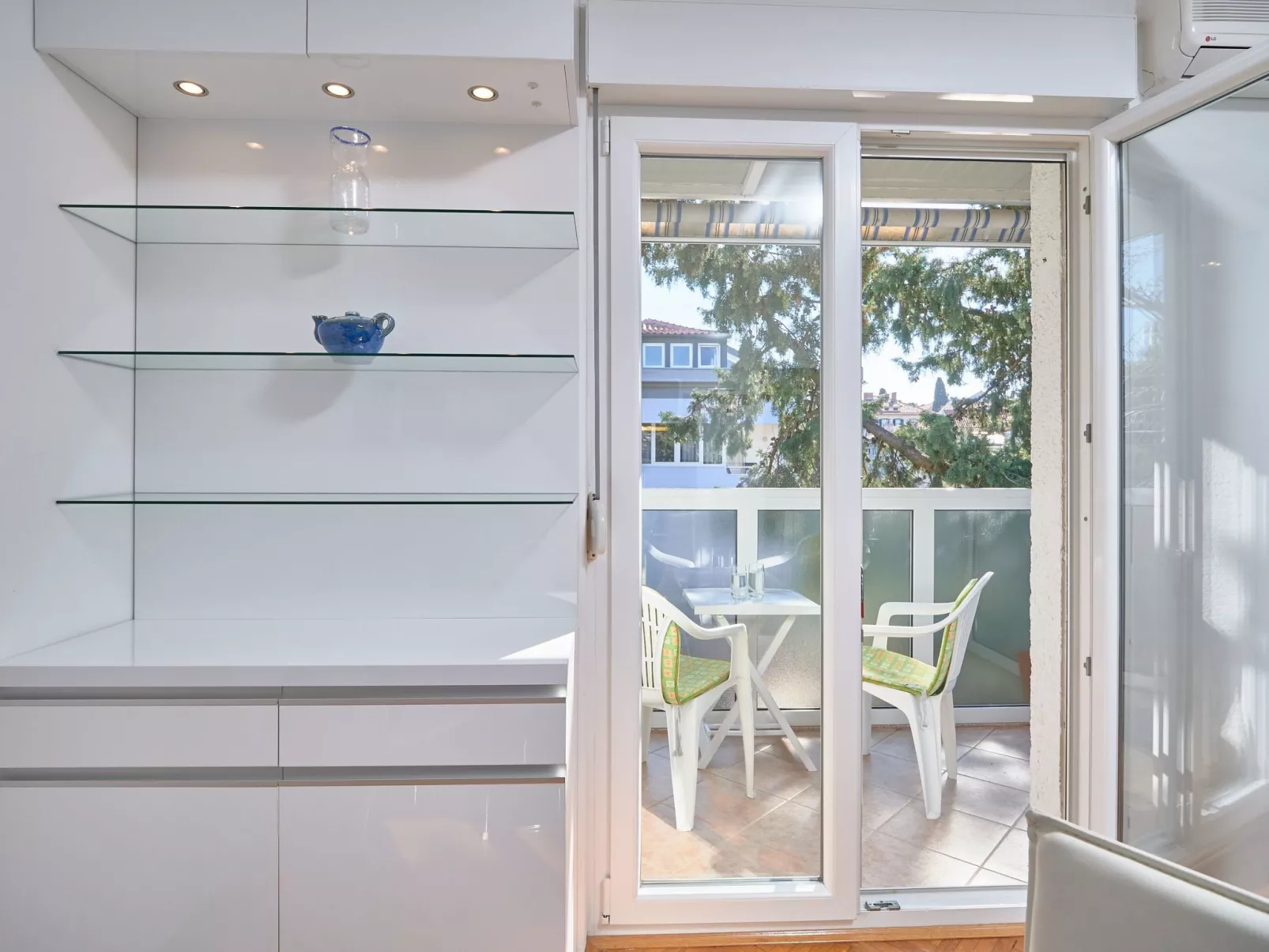 Andrea mit Stadtblick-Image-tags.info