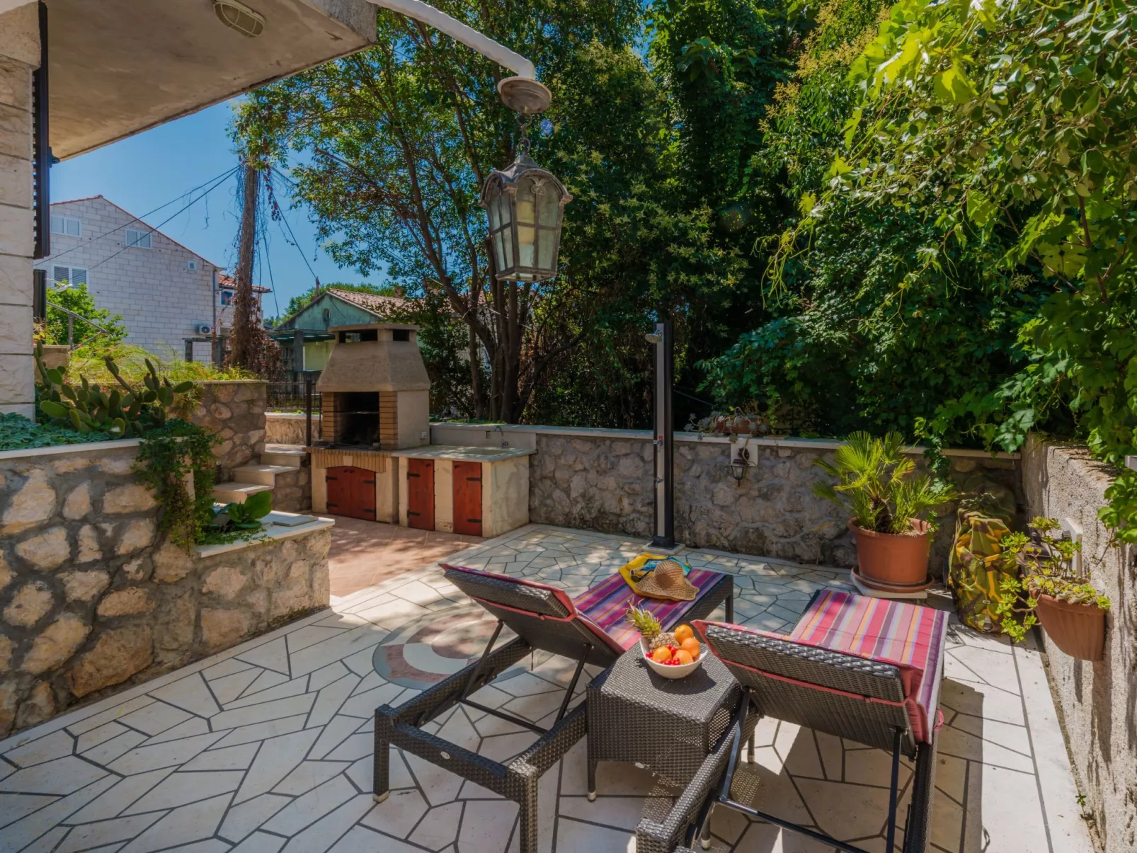 Ivona mit Terrasse und Außendusche-Dehors