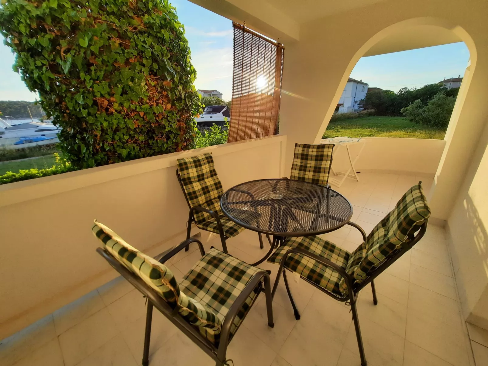 Gemütliche Erdgeschossferienwohnung mit Balkon-Draußen