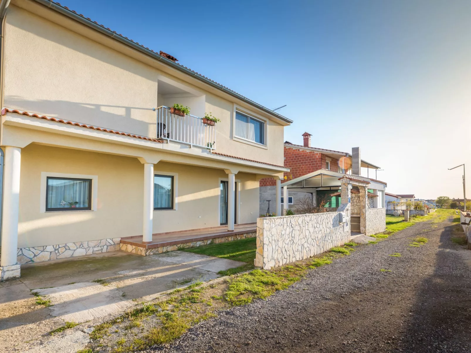 Anemona, Dorf Valbandon-Dehors