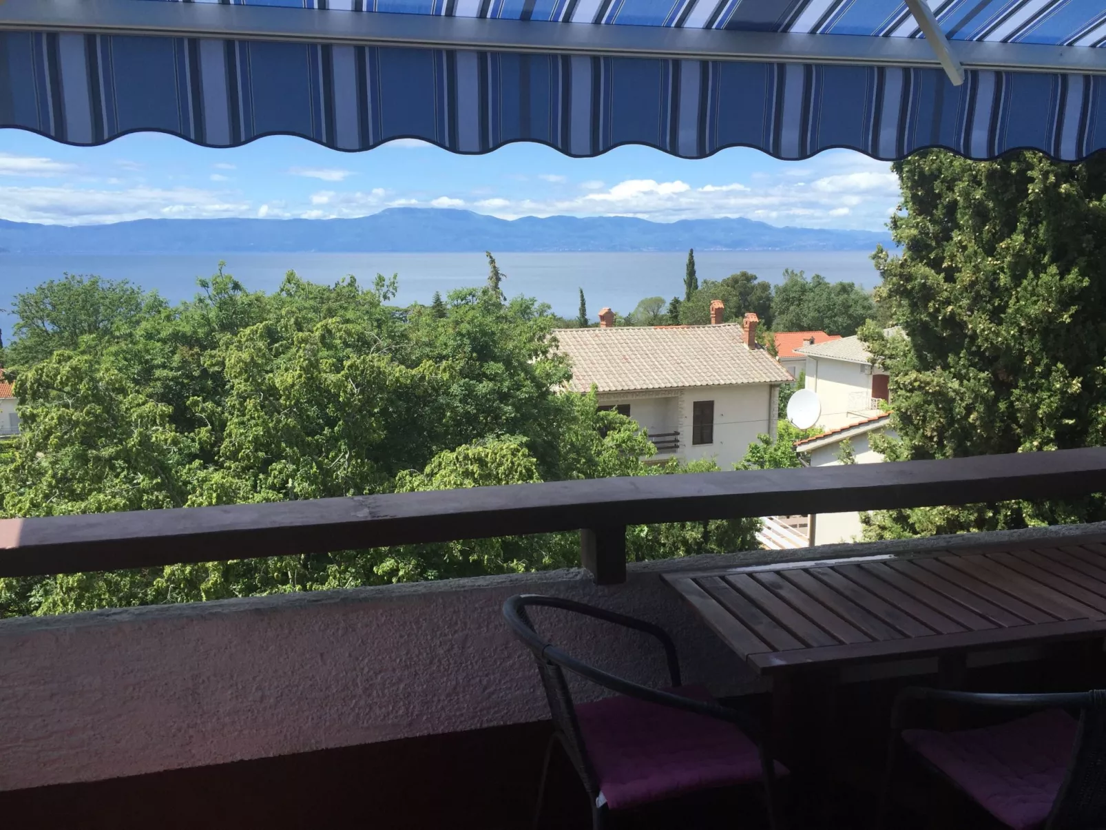 Mit einer überdachten Terrasse-Draußen