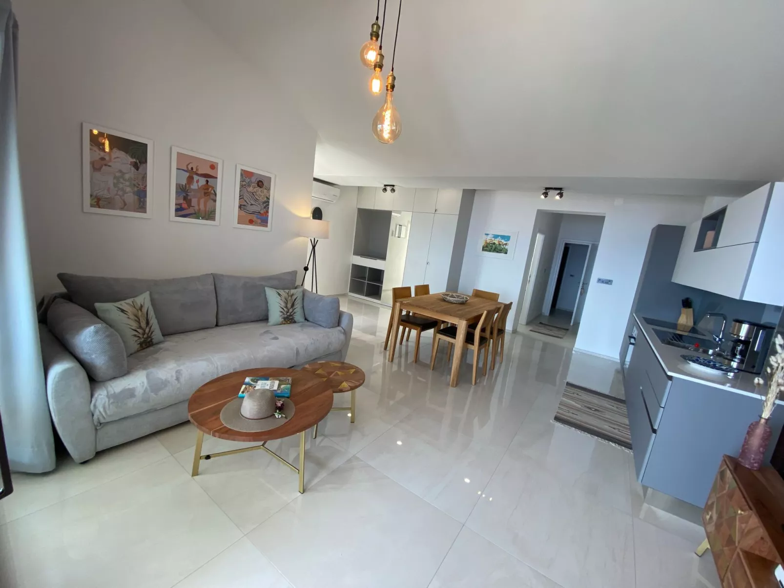 Frisch renovierte Ferienwohnung mit Meerblick-Drinnen