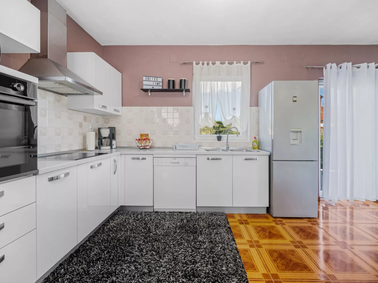 Mit Blick auf das Wasser-Drinnen