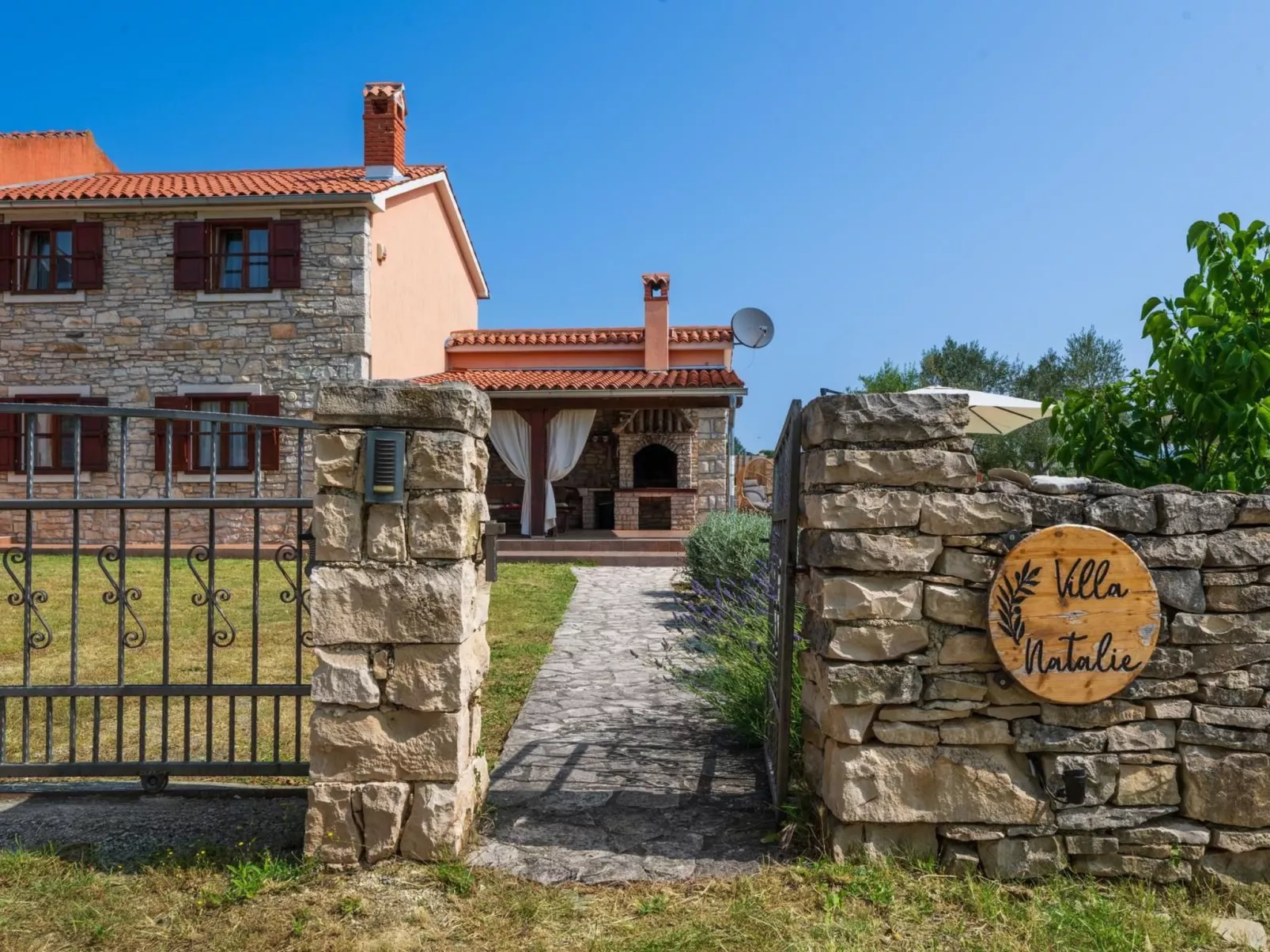 Villa mit privatem Pool und großem Garten-Outside